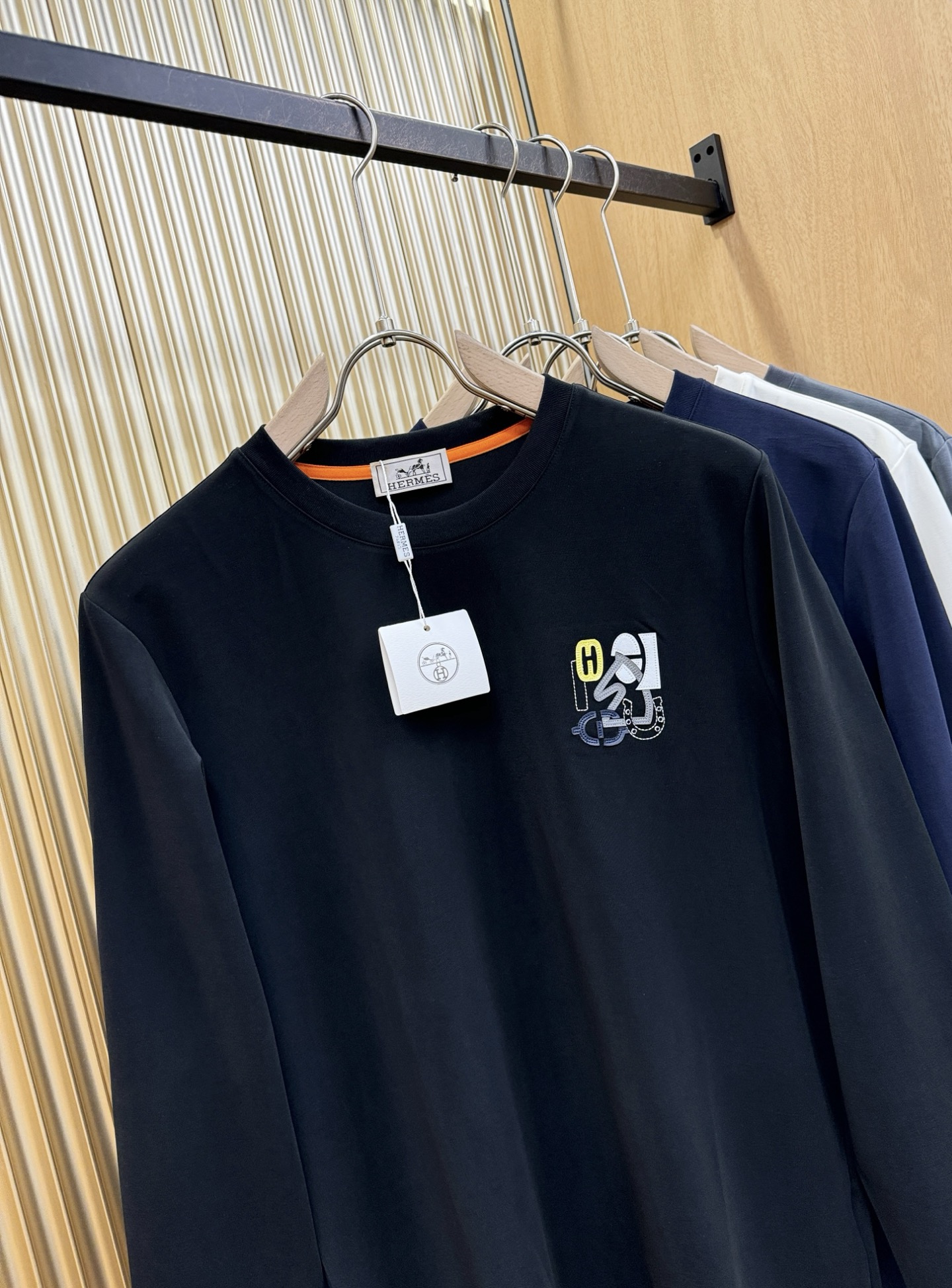 “New Hermès Essex 2025 Fall/Winter Long-Sleeve T-Shirts: Classic Logo Design, Custom Fabric, Men’s Wardrobe Essential” - 图片 2