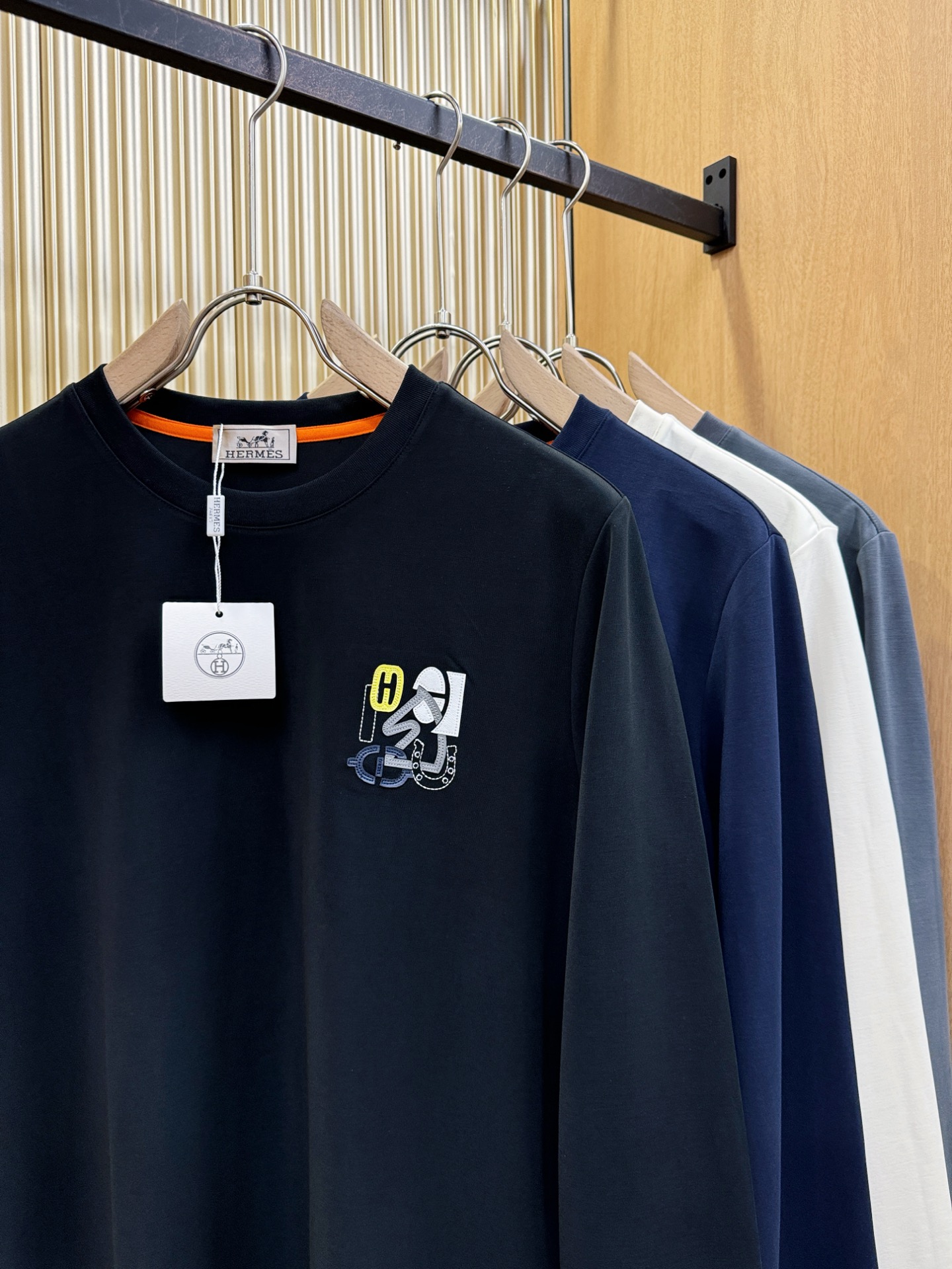 “New Hermès Essex 2025 Fall/Winter Long-Sleeve T-Shirts: Classic Logo Design, Custom Fabric, Men’s Wardrobe Essential” - 图片 3
