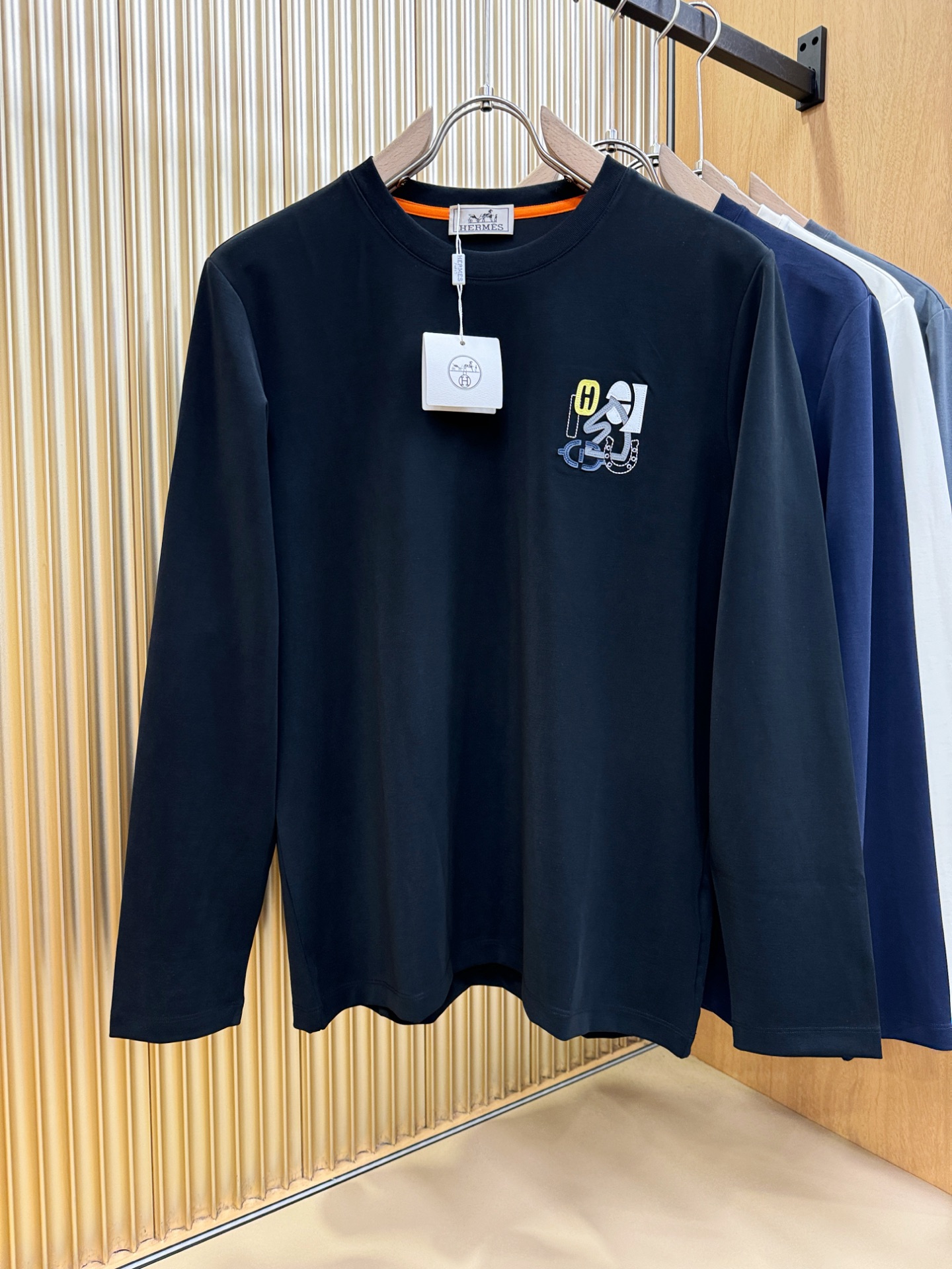 “New Hermès Essex 2025 Fall/Winter Long-Sleeve T-Shirts: Classic Logo Design, Custom Fabric, Men’s Wardrobe Essential” - 图片 1