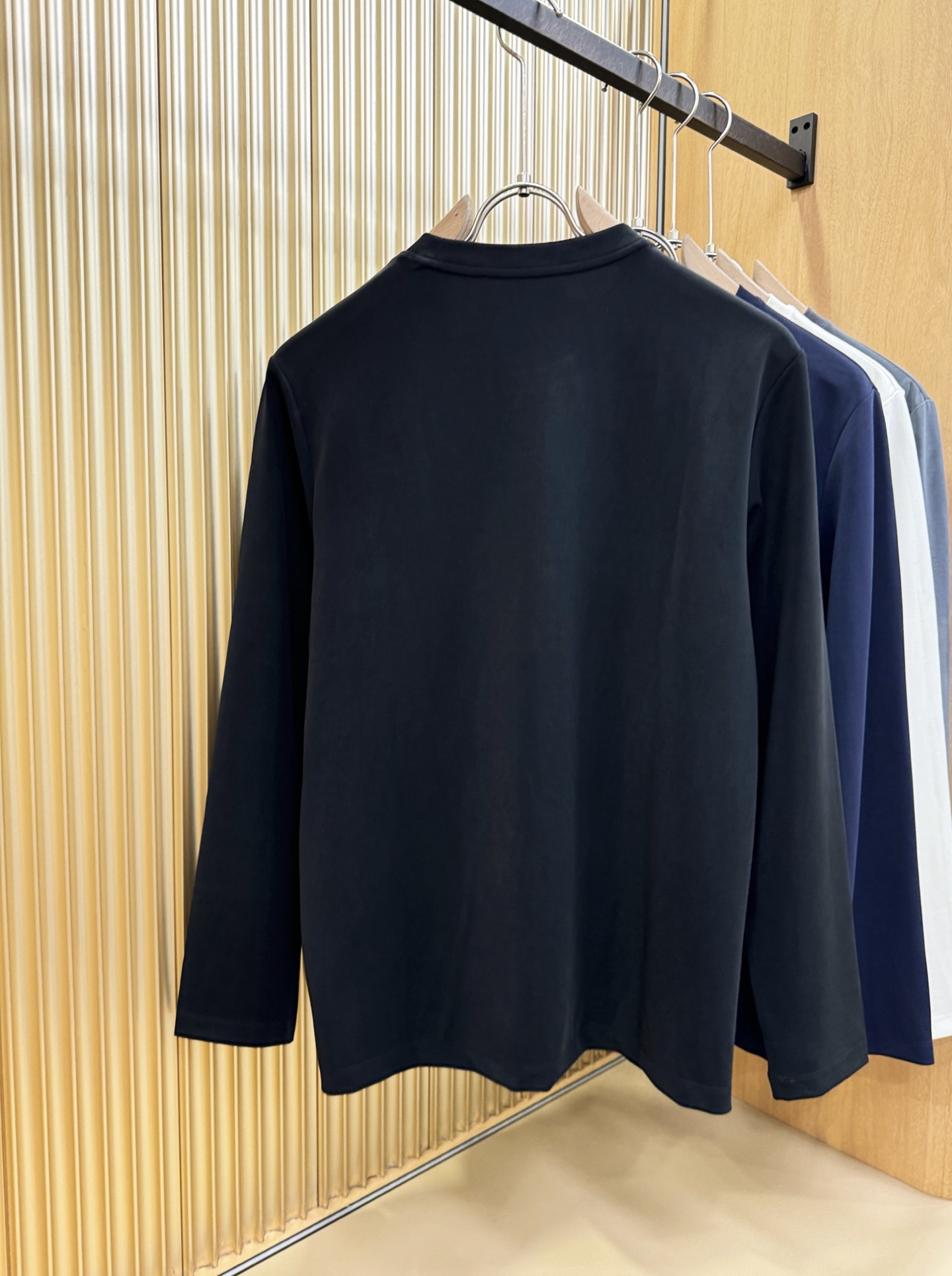 “New Hermès Essex 2025 Fall/Winter Long-Sleeve T-Shirts: Classic Logo Design, Custom Fabric, Men’s Wardrobe Essential” - 图片 9