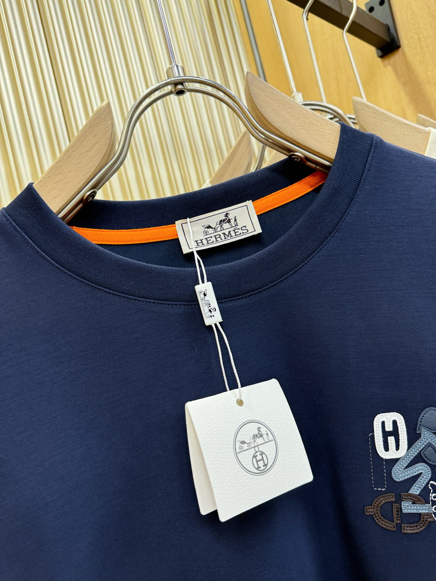 “New Hermès Essex 2025 Fall/Winter Long-Sleeve T-Shirts with Classic Logo Design for Men: Soft, Delicate, and Comfortable” - 图片 6