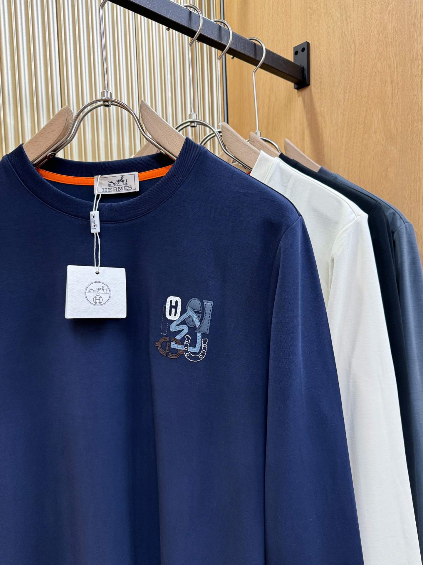 “New Hermès Essex 2025 Fall/Winter Long-Sleeve T-Shirts with Classic Logo Design for Men: Soft, Delicate, and Comfortable” - 图片 3