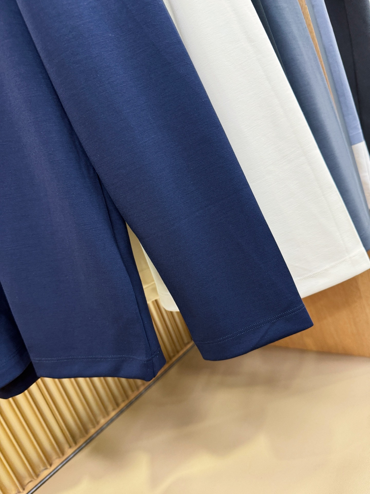 “New Hermès Essex 2025 Fall/Winter Long-Sleeve T-Shirts with Classic Logo Design for Men: Soft, Delicate, and Comfortable” - 图片 7