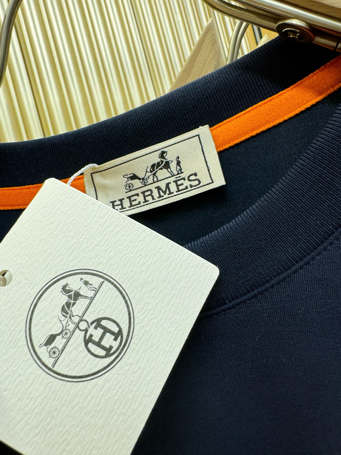 “New Hermès Essex 2025 Fall/Winter Long-Sleeve T-Shirts with Classic Logo Design for Men: Soft, Delicate, and Comfortable” - 图片 5