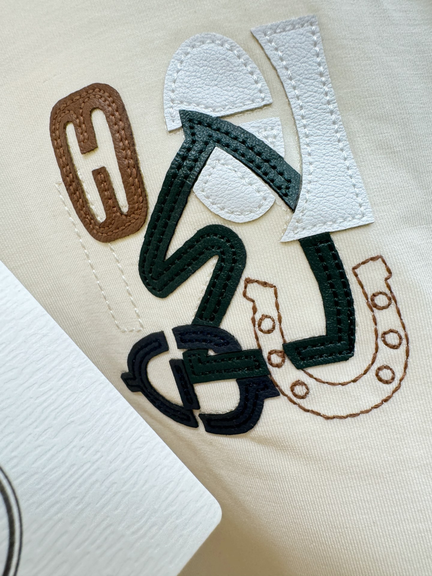“Fall & Winter Men’s Long-Sleeve T-Shirts: Hermès Essex 2025 Collection with Classic Logo Design and Custom Fabric Distribution” - 图片 4