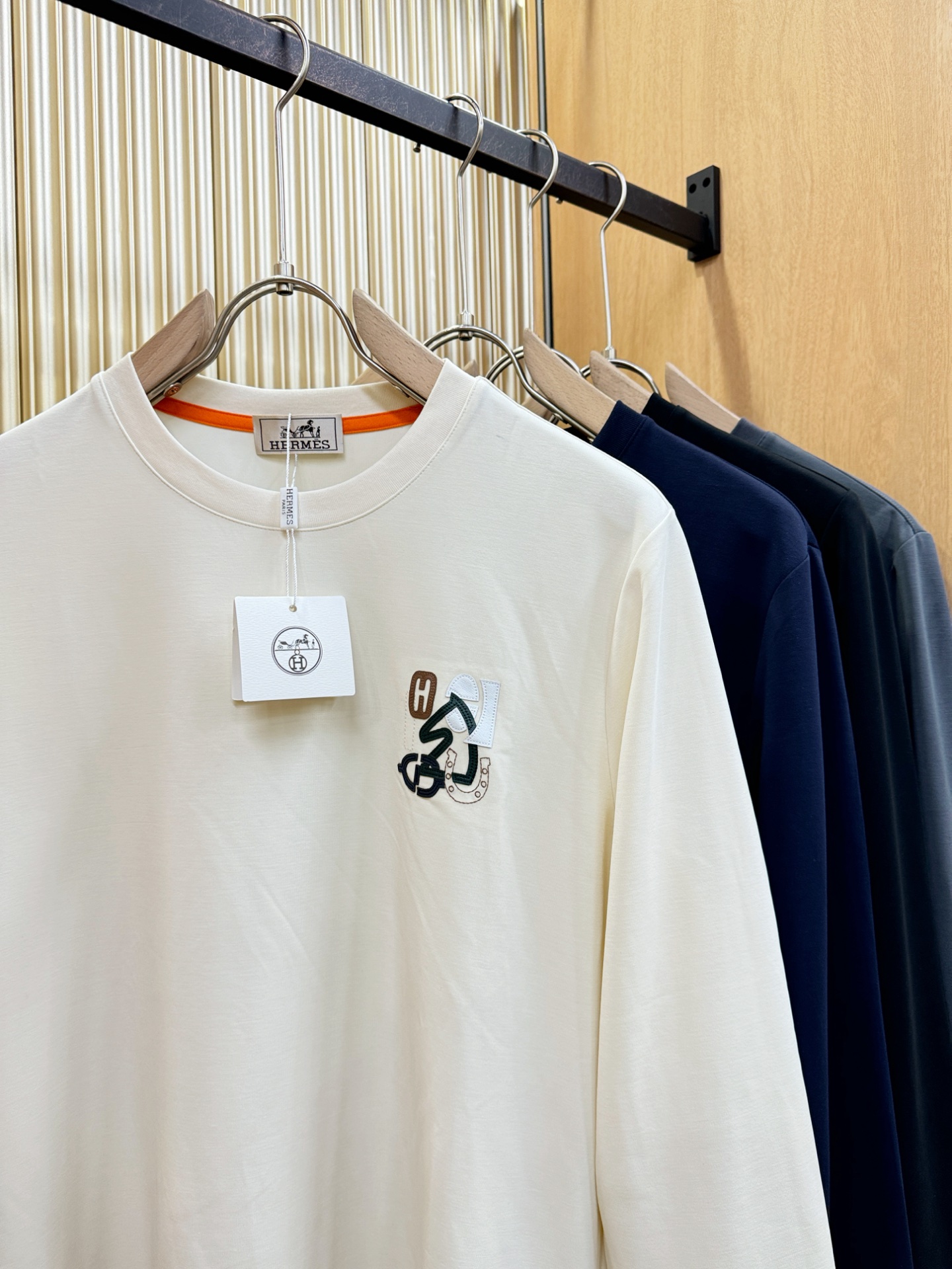 “Fall & Winter Men’s Long-Sleeve T-Shirts: Hermès Essex 2025 Collection with Classic Logo Design and Custom Fabric Distribution” - 图片 3