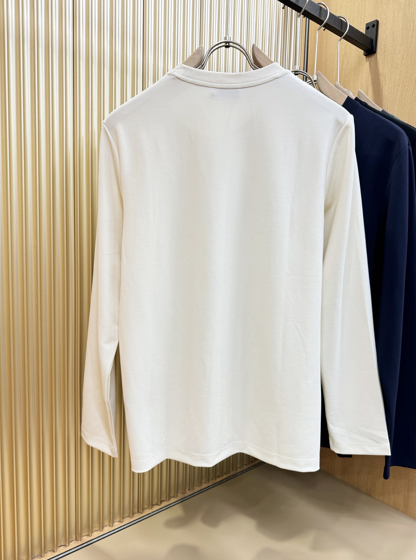 “Fall & Winter Men’s Long-Sleeve T-Shirts: Hermès Essex 2025 Collection with Classic Logo Design and Custom Fabric Distribution” - 图片 9