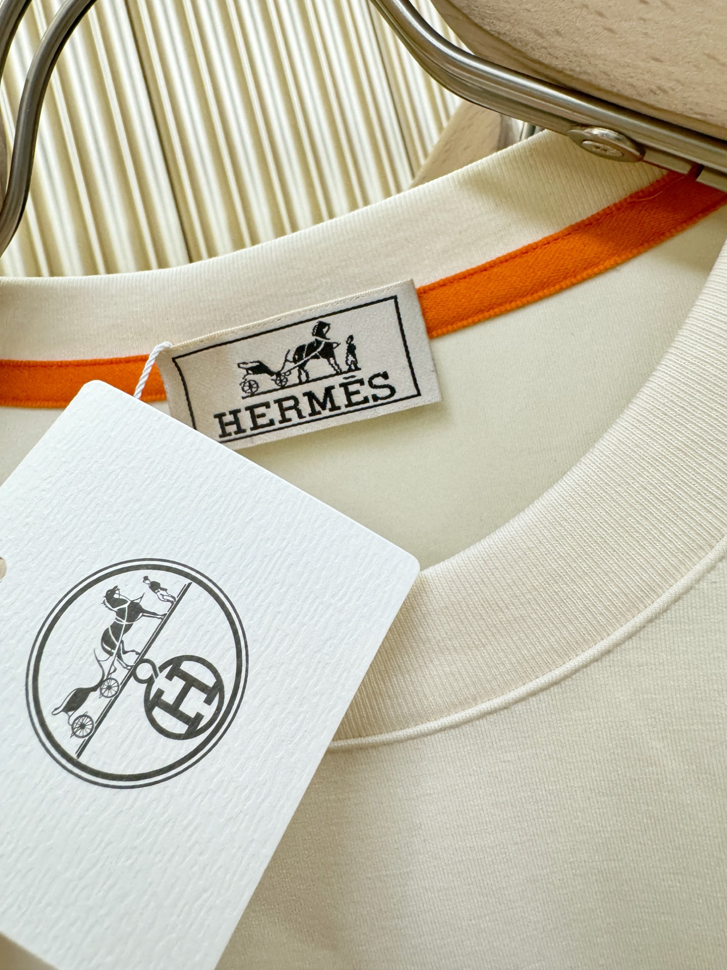 “Fall & Winter Men’s Long-Sleeve T-Shirts: Hermès Essex 2025 Collection with Classic Logo Design and Custom Fabric Distribution” - 图片 5