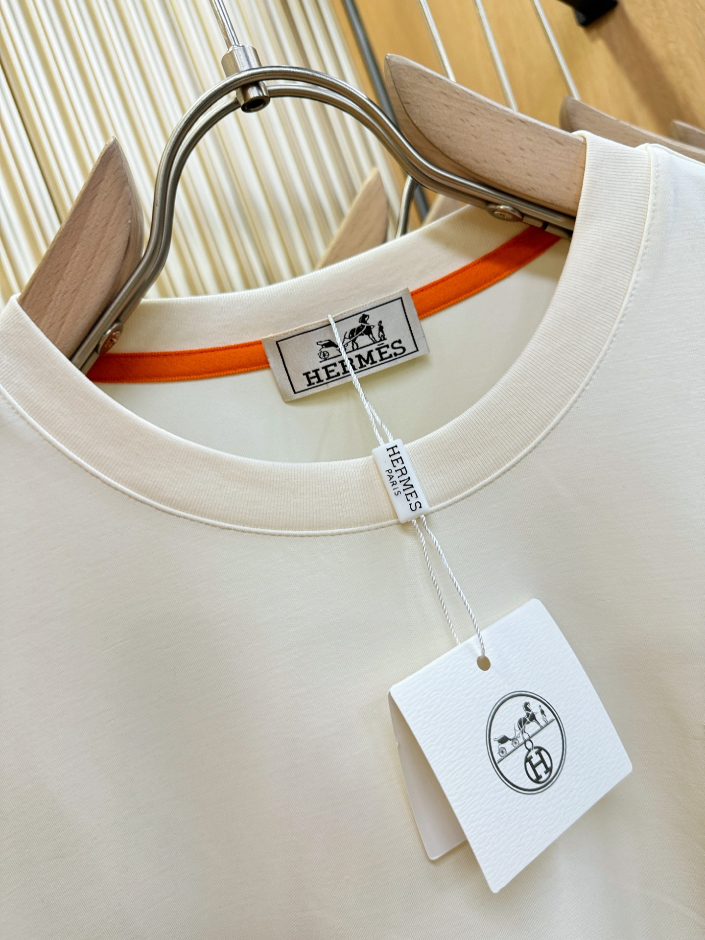 “Fall & Winter Men’s Long-Sleeve T-Shirts: Hermès Essex 2025 Collection with Classic Logo Design and Custom Fabric Distribution” - 图片 8