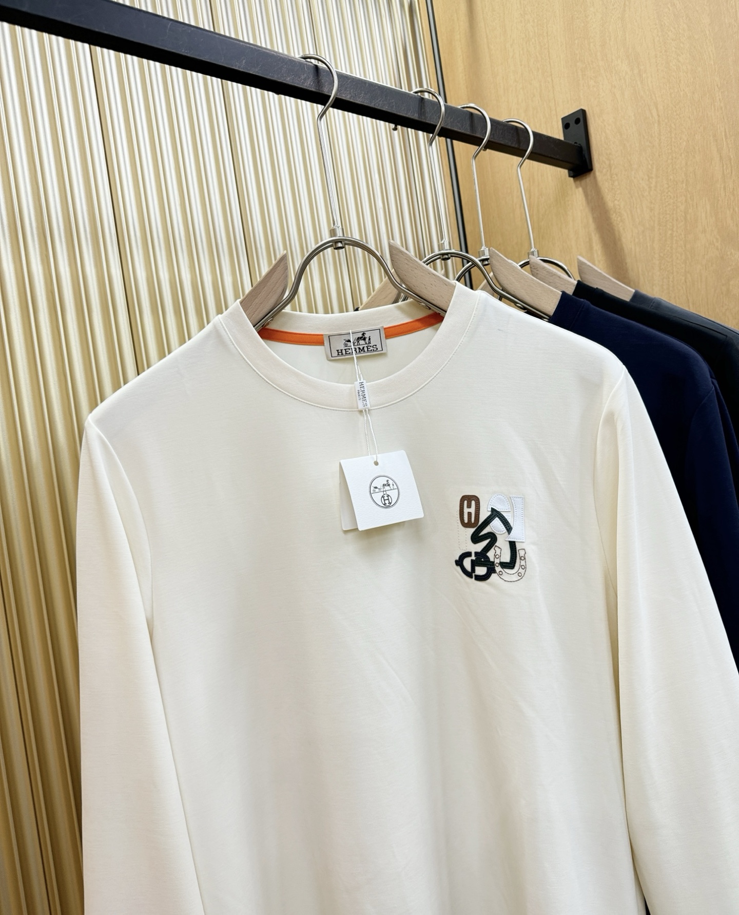 “Fall & Winter Men’s Long-Sleeve T-Shirts: Hermès Essex 2025 Collection with Classic Logo Design and Custom Fabric Distribution” - 图片 2