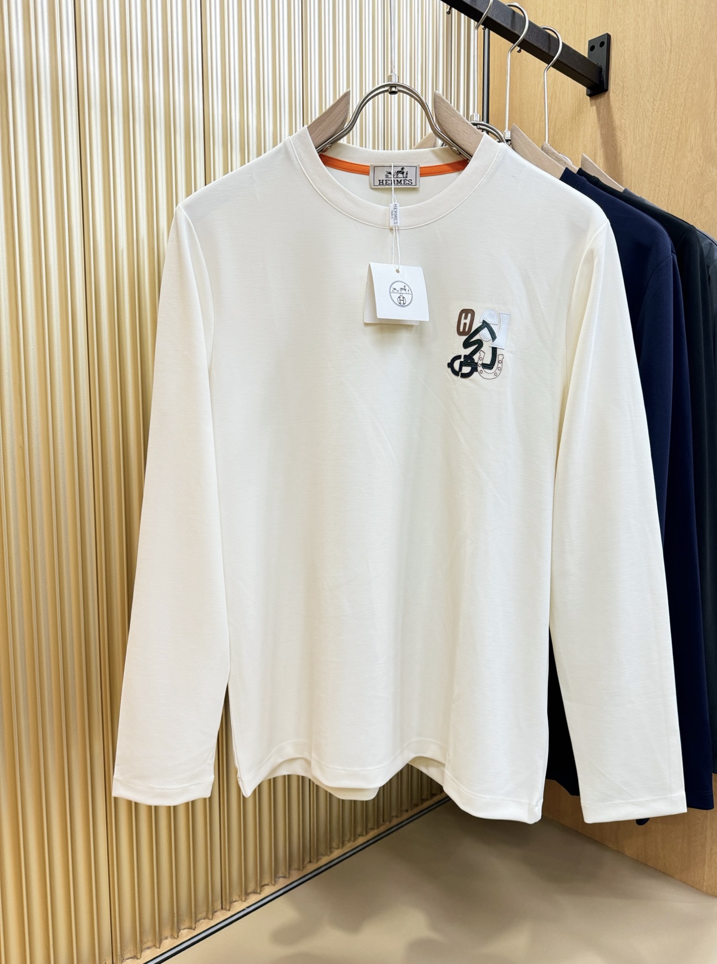 “Fall & Winter Men’s Long-Sleeve T-Shirts: Hermès Essex 2025 Collection with Classic Logo Design and Custom Fabric Distribution”