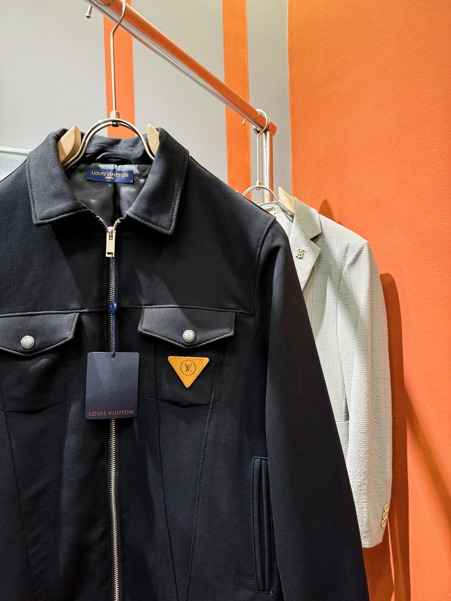 LV路易威登 2025新款夹克外套，原单狠货 意大利进口面料时尚夹克外套。欧洲专柜同步，上身更随意大方，