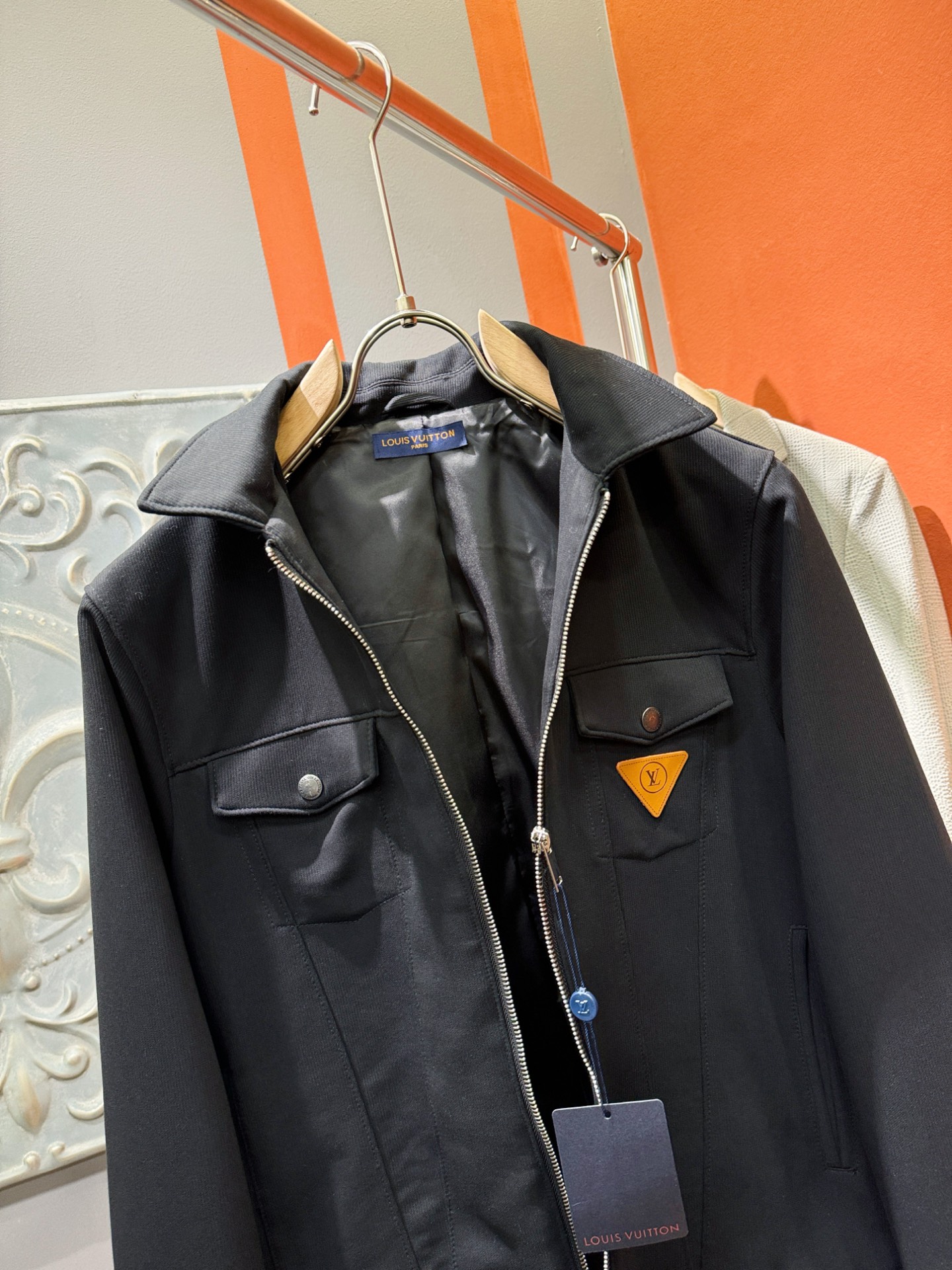 LV路易威登 2025新款夹克外套，原单狠货 意大利进口面料时尚夹克外套。欧洲专柜同步，上身更随意大方，