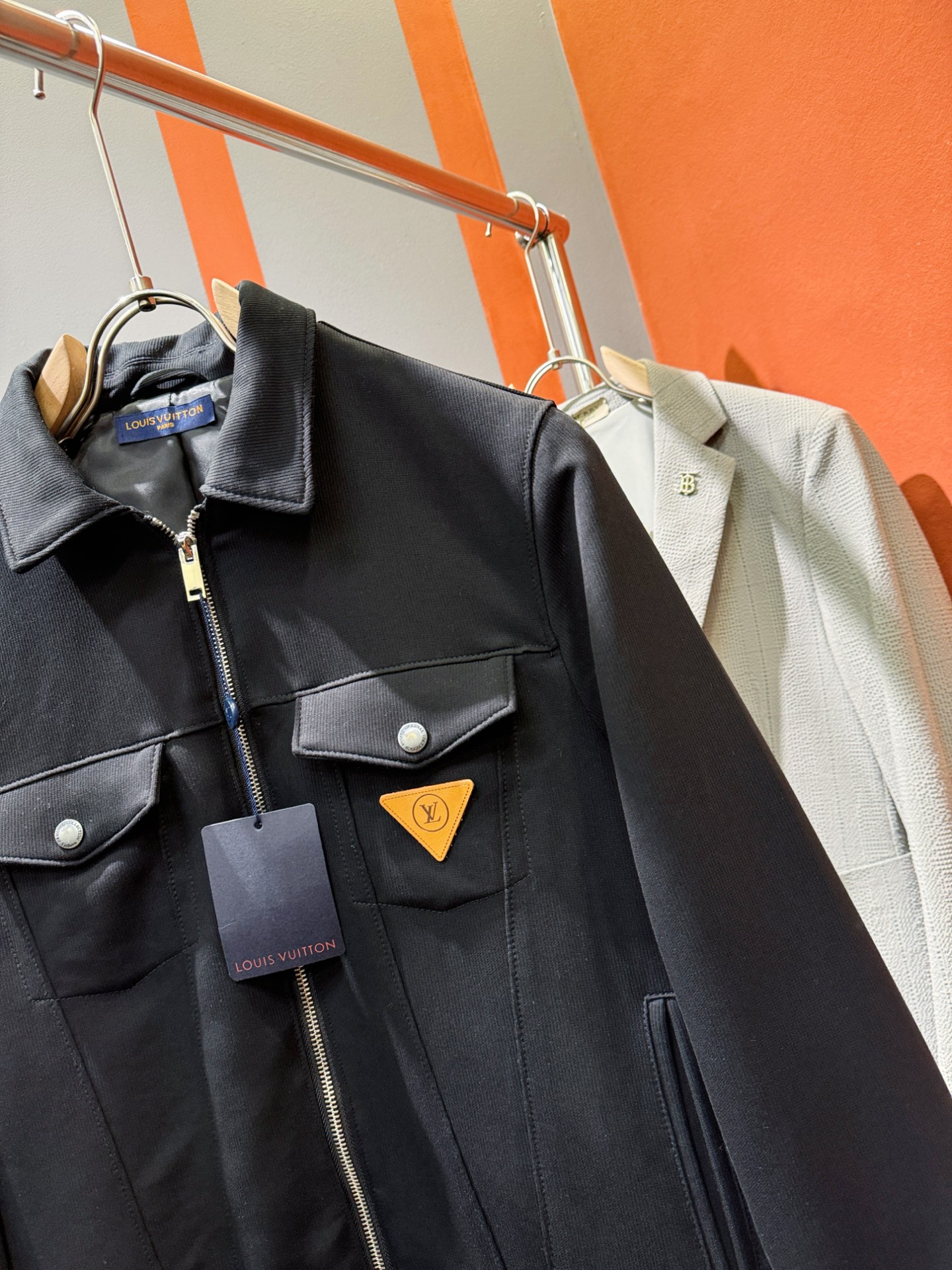 LV路易威登 2025新款夹克外套，原单狠货 意大利进口面料时尚夹克外套。欧洲专柜同步，上身更随意大方，