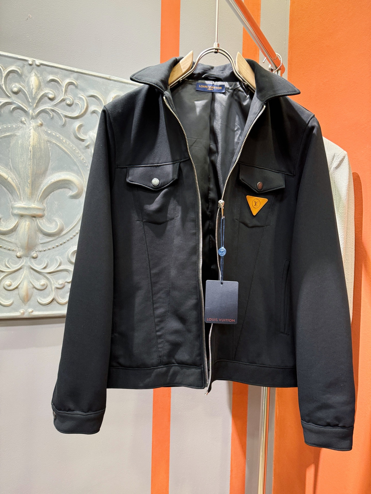 LV路易威登 2025新款夹克外套，原单狠货 意大利进口面料时尚夹克外套。欧洲专柜同步，上身更随意大方，