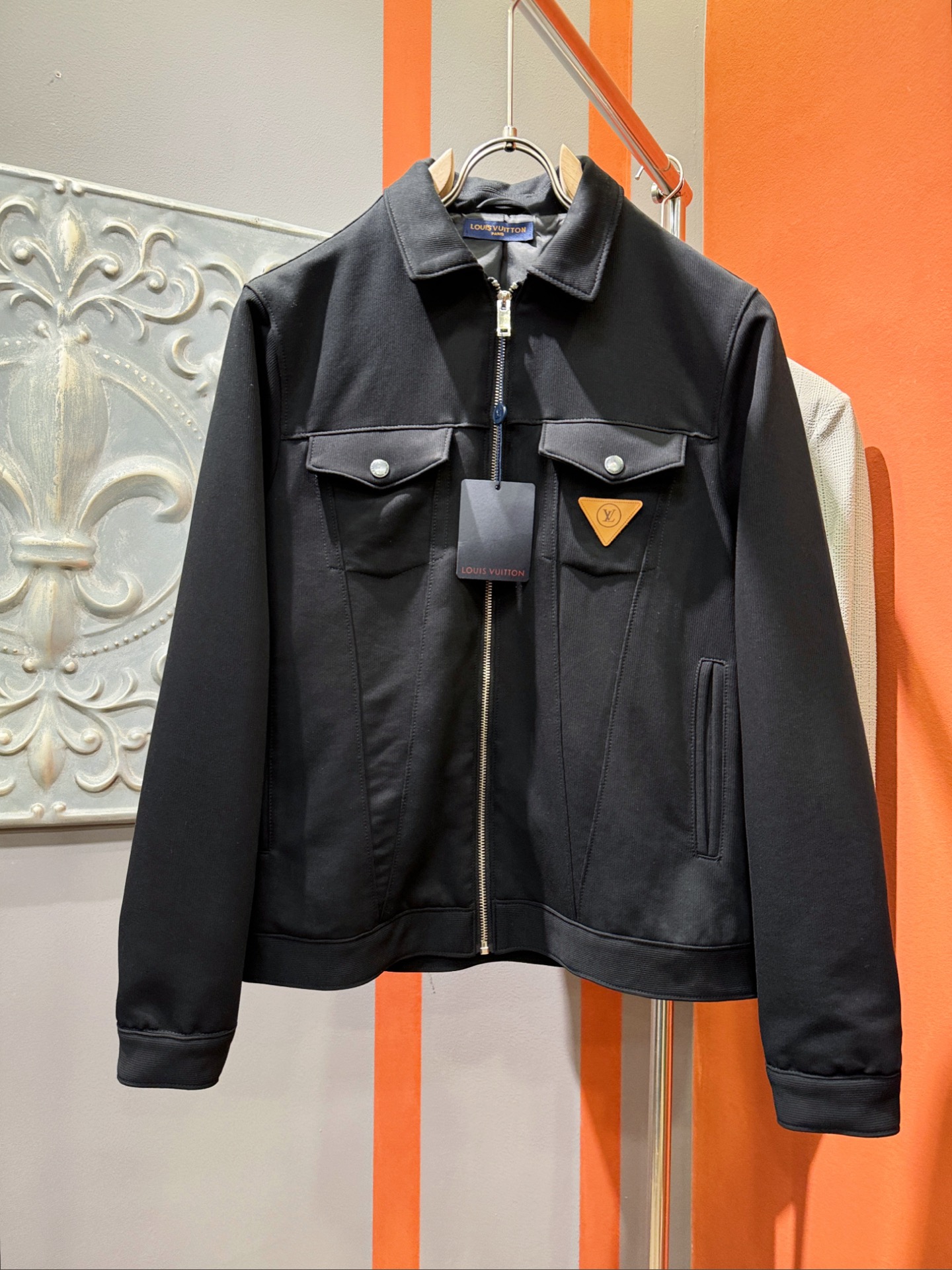LV路易威登 2025新款夹克外套，原单狠货 意大利进口面料时尚夹克外套。欧洲专柜同步，上身更随意大方，