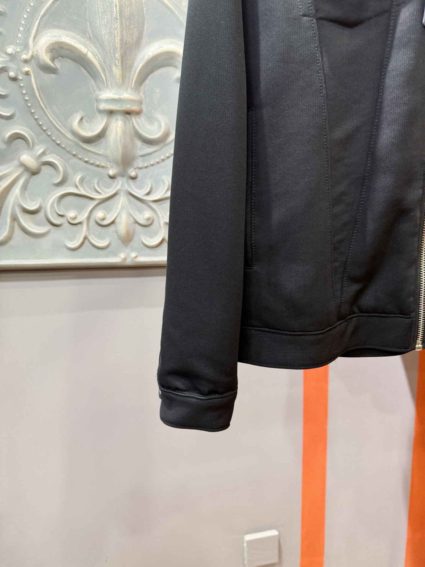 LV路易威登 2025新款夹克外套，原单狠货 意大利进口面料时尚夹克外套。欧洲专柜同步，上身更随意大方，