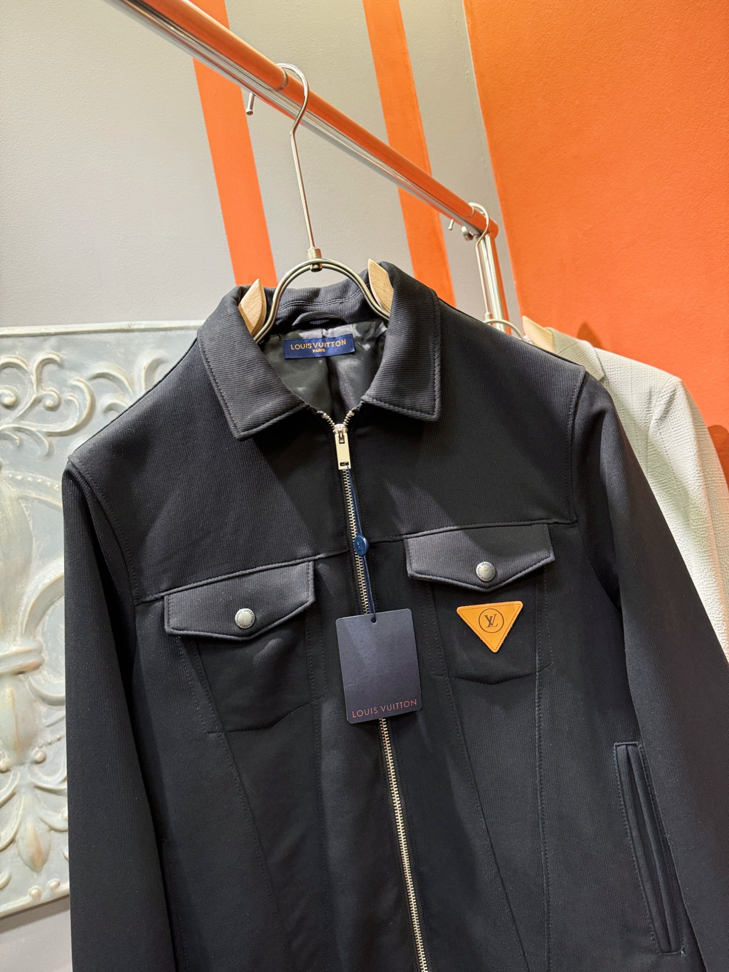 LV路易威登 2025新款夹克外套，原单狠货 意大利进口面料时尚夹克外套。欧洲专柜同步，上身更随意大方，