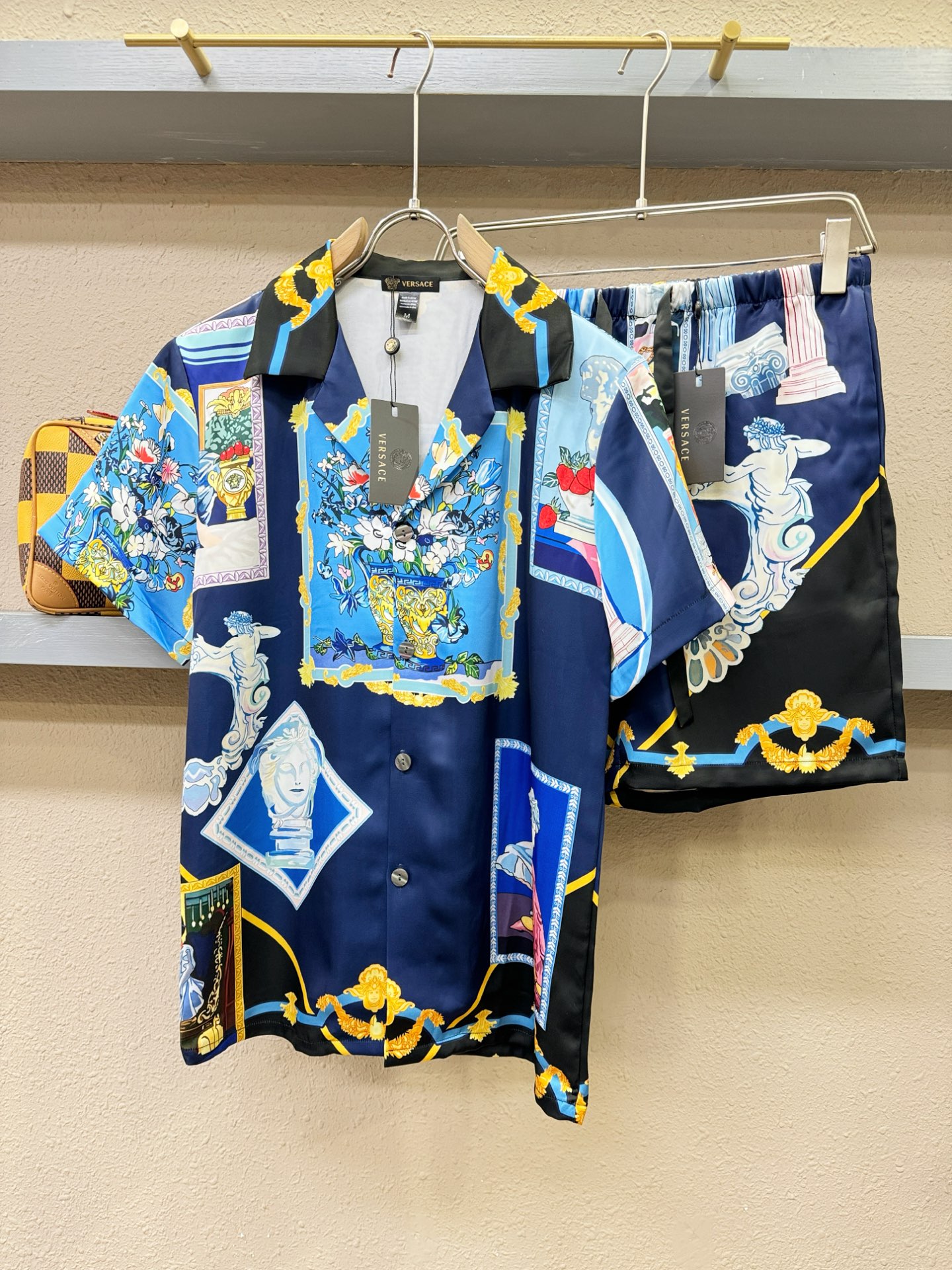 NO:505264,Versace 2025 new silk suit, men and women's same home clothes suit, pajamas suit, clean and neat tailoring, full of urban style. Silk fabric, soft, glutinous and dry, with a crisp and stylish upper body effect. The hardware is exquisite, very beautiful and so many top-level raw materials, creating high-end products with unparalleled value, the first choice for high-end fashion and fashion people. Size M-3XL, versace, versace, real silk, alexander wang19860909Versace 范思哲 2025新款真丝套装,男女同款家居服套装,睡衣套装,干净利落剪裁,都市风十足.真丝面料,手感软糯干爽,上身效果挺括有型.五金精致,非常好看如此众多的顶级原料,打造出价值感无与伦比的高端产品,高端潮流时尚人士首选.尺码M-3XL,,versace,versace,real silk,alexander wang,Men's clothing