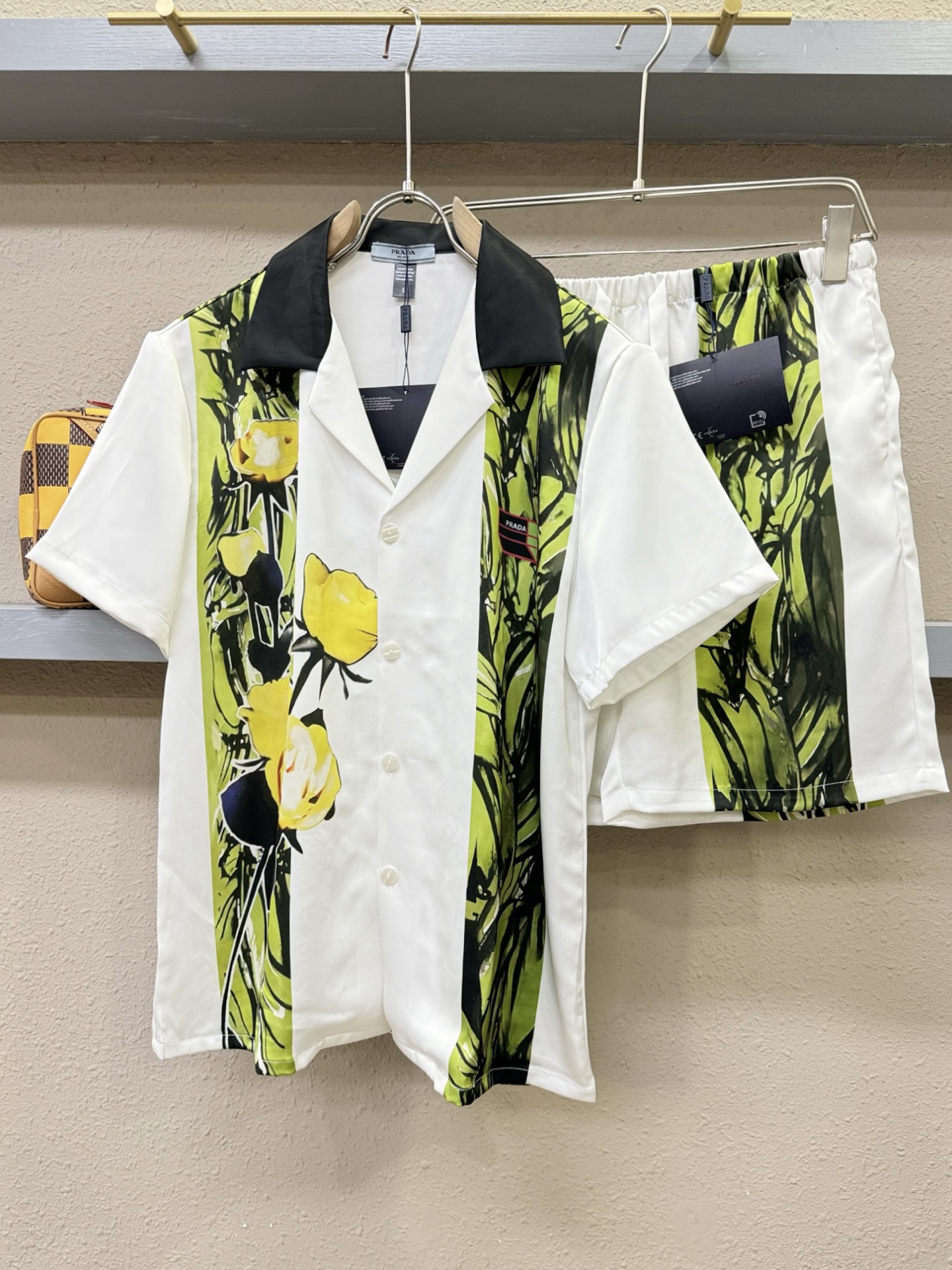 NO:505259,PRADA 2025 new silk suit, men and women's same home clothes suit, pajamas suit, clean and neat tailoring, full of urban style. Silk fabric, soft, glutinous and dry, with a crisp and stylish upper body effect. The hardware is exquisite, very beautiful and so many top-level raw materials, creating high-end products with unparalleled value, the first choice for high-end fashion and fashion people. Size M-3XL, prada, prada, real silk, alexander wang19860909PRADA 普拉达 2025新款真丝套装,男女同款家居服套装,睡衣套装,干净利落剪裁,都市风十足.真丝面料,手感软糯干爽,上身效果挺括有型.五金精致,非常好看如此众多的顶级原料,打造出价值感无与伦比的高端产品,高端潮流时尚人士首选.尺码M-3XL,,prada,prada,real silk,alexander wang,Men's clothing