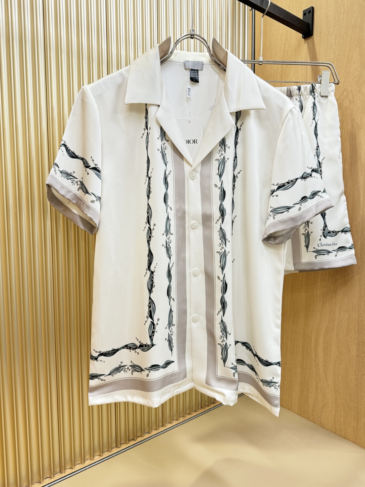 NO:517829,Dior 2025 new silk suit, men and women's same home clothes suit, pajamas suit, clean and neat tailoring, full of urban style. Silk fabric, soft, glutinous and dry, with a crisp and stylish upper body effect. The hardware is exquisite, very beautiful and so many top-level raw materials, creating high-end products with unparalleled value, the first choice for high-end fashion and fashion people. Size M-3XL, dior, dior, real silk, alexander wang19860909Dior迪奥 2025新款真丝套装,男女同款家居服套装,睡衣套装,干净利落剪裁,都市风十足.真丝面料,手感软糯干爽,上身效果挺括有型.五金精致,非常好看如此众多的顶级原料,打造出价值感无与伦比的高端产品,高端潮流时尚人士首选.尺码M-3XL,,dior,dior,real silk,alexander wang,Men's clothing