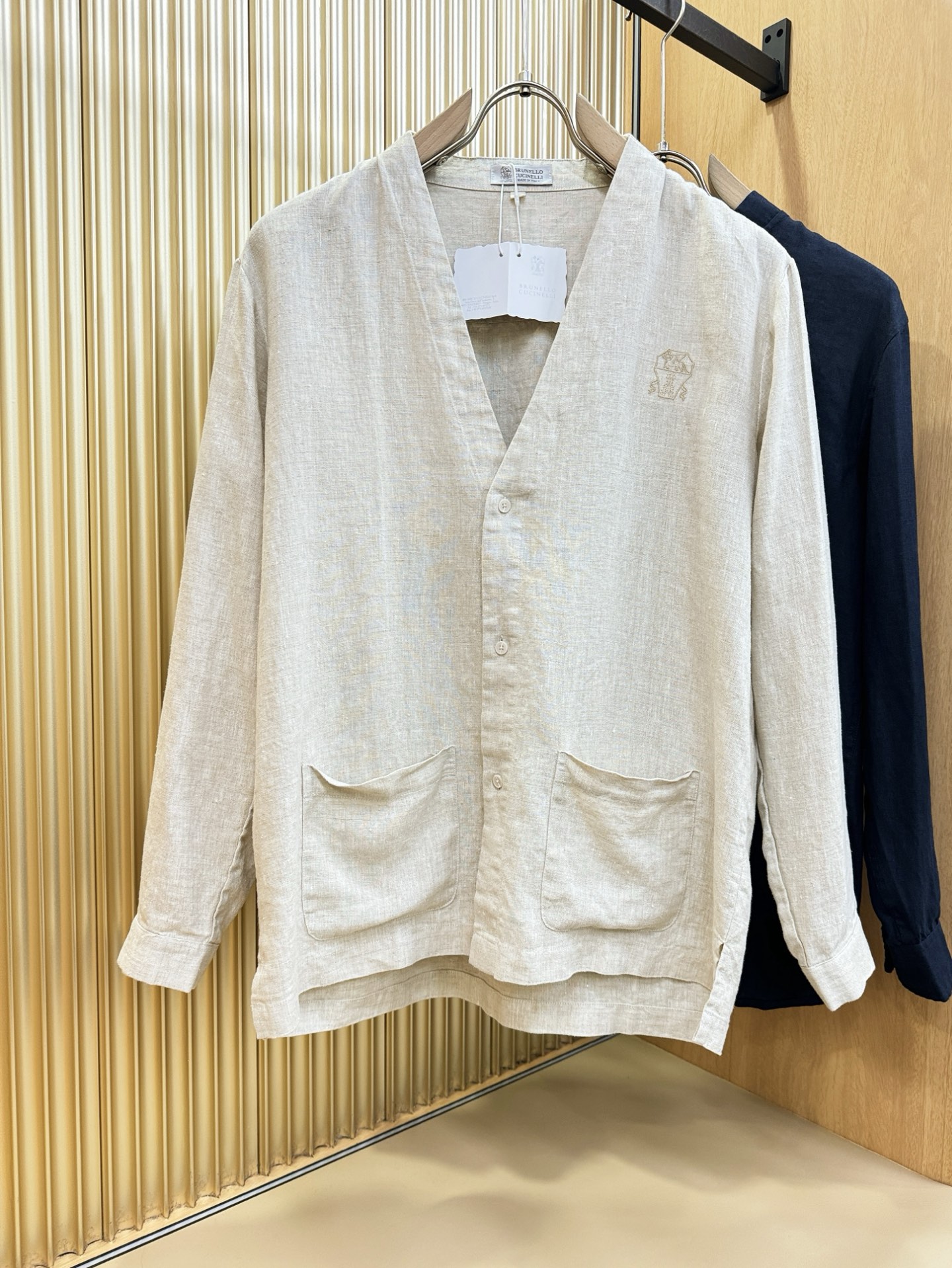 NO:509036,BC Bruti 2025 counters have the same linen shirt, linen fabric, and linen shirts are enough tone. As a shirt with the outer and inner, or as a thin coat, the linen's own stitching texture makes the overall fabric more retro, and to a certain extent balance the wrinkle-free properties of the thread. The cloth surface is cool and breathable, soft but crisp, and a must-have item!  S-XXL, jackets & coats,shirts,alexander wang19860909BC布鲁提 2025专柜同款亚麻衬衫,亚麻面料,亚麻衬衫就足够腔调,作为衬衫外穿内搭,或作为薄外套叠穿混搭,亚麻自带的麻结肌理,让整体布面更有复古感,一定程度上平衡了麻料易皱的特性,布面凉感且透气,柔软但有挺括度,必备单品！码数S-XXL,,jackets & coats,shirts,alexander wang,Men's clothing