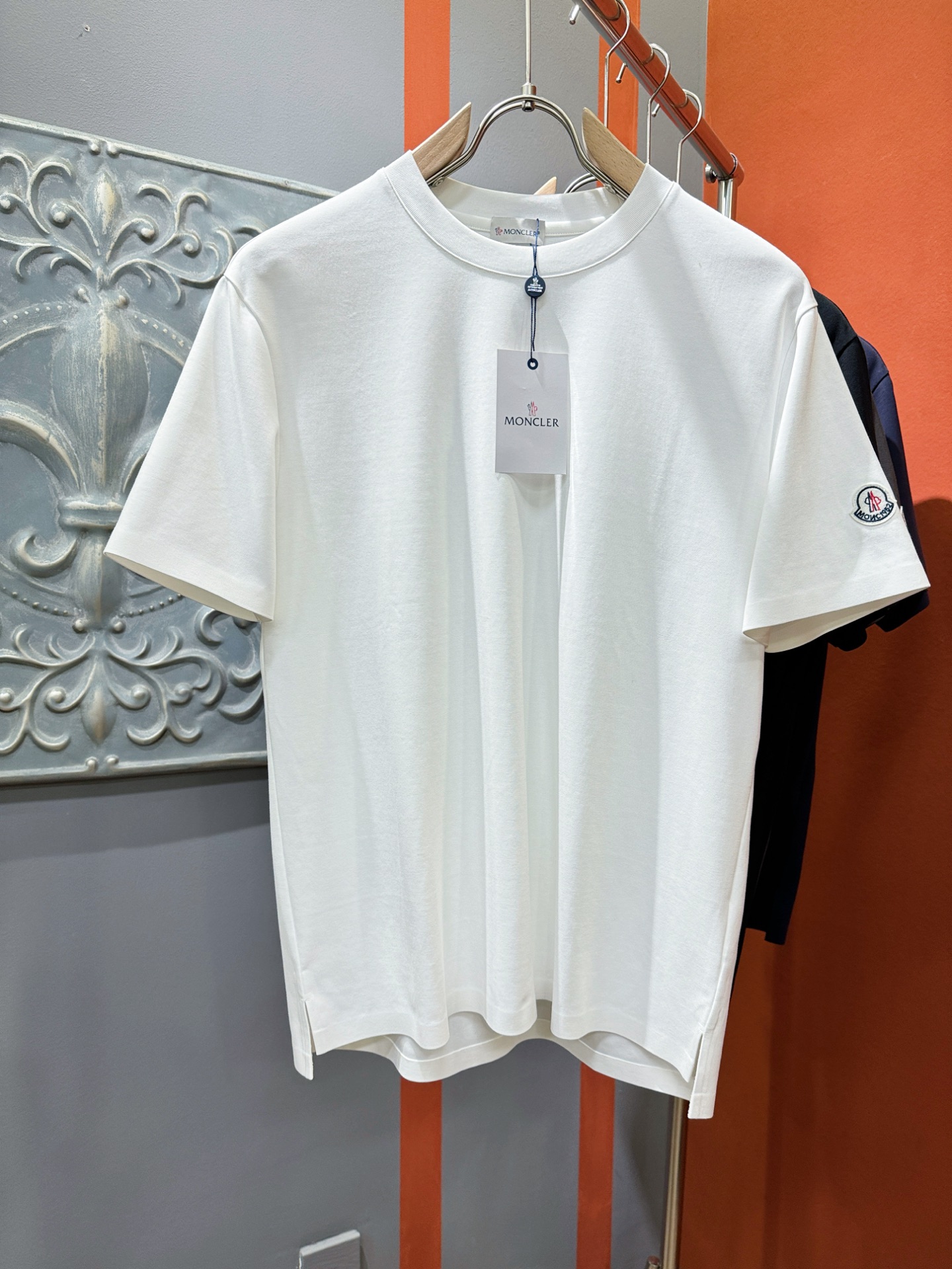 NO:509670,(Maximum 240 catties) Moncler cover-up new short-sleeved T-shirt in spring and summer!  Fashionable casual short-sleeved T-shirt with catwalk patterns!  Design logo design!  The most designed and selected customer-supplied fabrics are soft and skin-friendly, comfortable and breathable, and you can’t picky about the physical objects!  Genderless couples mix styles to open up a new fashion charm!  Differentiate the market version, high-quality custom series!  Size M-5XL, Moncler, T-shirt,tees, t-shirt,alexander wang19860909(最大可穿240斤) Moncler蒙口 2025春夏新款短袖T恤！走秀图案时尚休闲短袖T恤衫！设计logo设计！极具设计精选客供面料,手感柔软亲肤,着身舒适透气性都无法挑剔,实物绝对会让你爱不释手！无性别主义的情侣混穿款式,打开全新的时装新韵味！区别市场版本,高定系列！尺码M-5XL,,Moncler,T-shirt,tees，t-shirt,alexander wang,Men's clothing