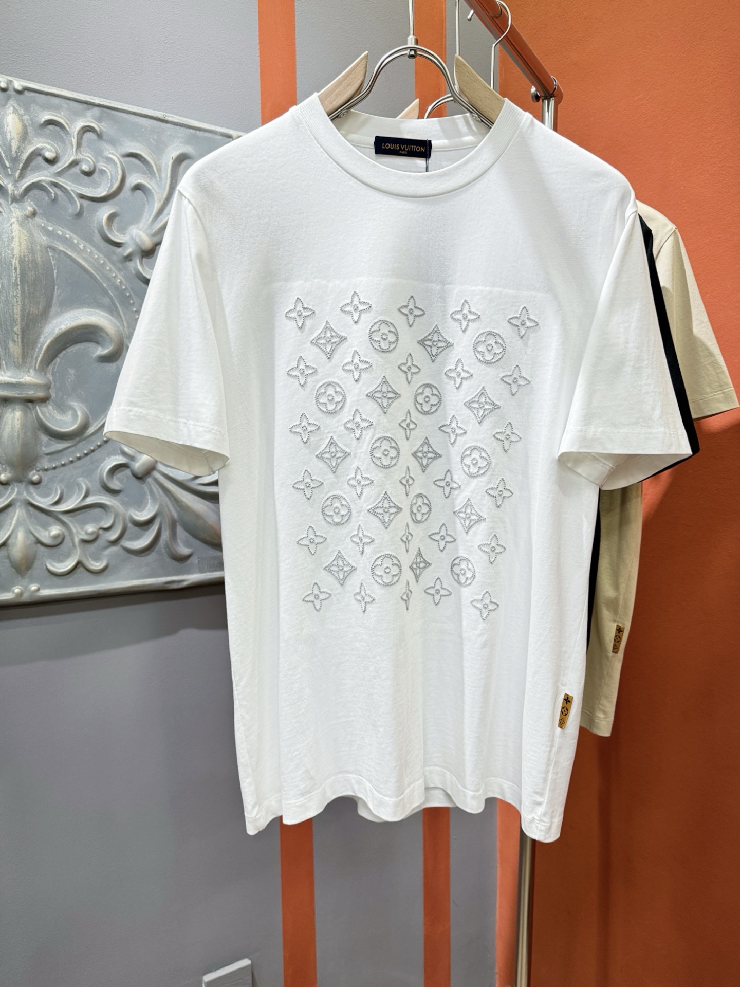 NO:509671,(Maximum wearable 240 catties) LV Louis Vuitton 2025 spring and summer new short-sleeved T-shirt!  Fashionable casual short-sleeved T-shirt with catwalk patterns!  Design logo design!  The most designed and selected customer-supplied fabrics are soft and skin-friendly, comfortable and breathable, and you can’t picky about the physical objects!  Genderless couples mix styles to open up a new fashion charm!  Differentiate the market version, high-quality custom series!  Size M-5XL, louis vuitton,louis vuitton,t-shirt,tees,t-shirt,alexander wang19860909(最大可穿240斤) LV路易威登 2025春夏新款短袖T恤！走秀图案时尚休闲短袖T恤衫！设计logo设计！极具设计精选客供面料,手感柔软亲肤,着身舒适透气性都无法挑剔,实物绝对会让你爱不释手！无性别主义的情侣混穿款式,打开全新的时装新韵味！区别市场版本,高定系列！尺码M-5XL,,louis vuitton,louis vuitton,T-shirt,tees，t-shirt,alexander wang,Men's clothing