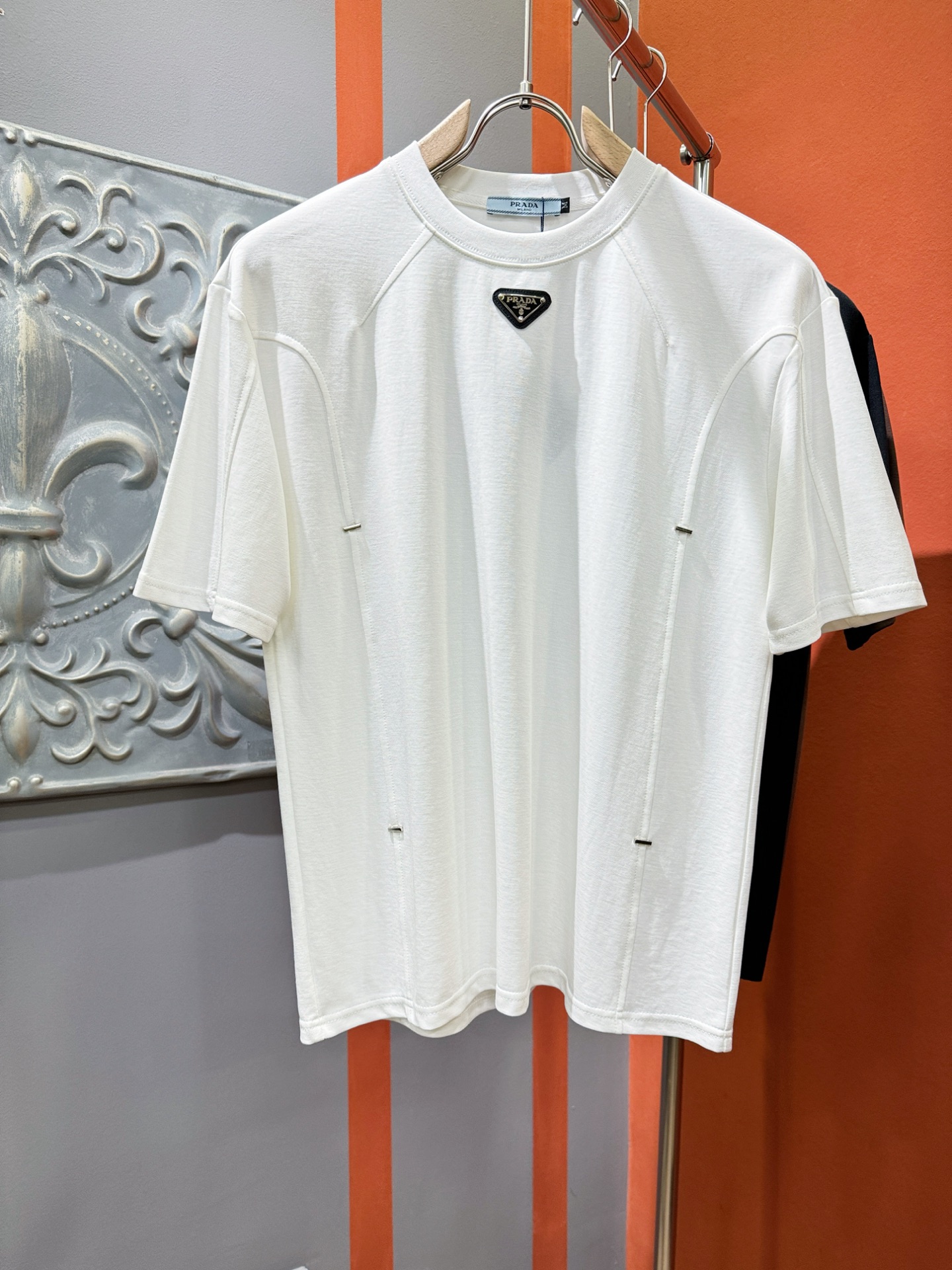 NO:509672,PRADA Top quality 2025 new short-sleeved products!  Selected top-grade original fabrics, soft touch. Top imported private goods, fashionable design, trendy short-sleeved, undeniable quality, excellent effect on the upper body, the same style as the luxury official website!  Size M-4XL, prada, prada, T-shirt, alexander wang19860909PRADA 普拉达 顶级品质 2025款新品短袖！精选顶级原版面料,手感柔软.顶级进口私货,时尚设计潮流短袖,不失奢华 品质毋庸置疑 上身效果超赞,奢华官网同款！尺码M-4XL,,prada,prada,T-shirt,alexander wang,Men's clothing