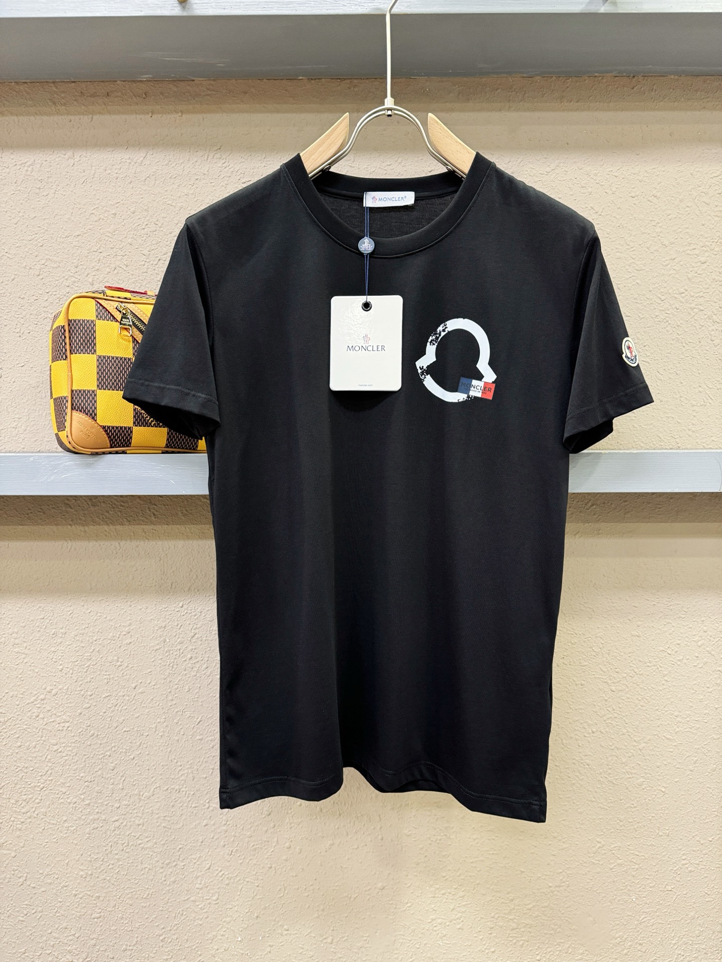 NO:509673,Moncler cover 2025 spring and summer new short-sleeved products, imported original fabric, soft touch. Top imported private goods, fashionable design, trendy short-sleeved, undeniable quality, excellent effect on the upper body, the same style on the luxury official website!  Size M-4XL, Moncler, T-shirt, alexander wang19860909Moncler蒙口 2025春夏新品短袖,进口原版面料,手感柔软.顶级进口私货,时尚设计潮流短袖,不失奢华 品质毋庸置疑 上身效果超赞,奢华官网同款！尺码M-4XL,,Moncler,T-shirt,alexander wang,Men's clothing