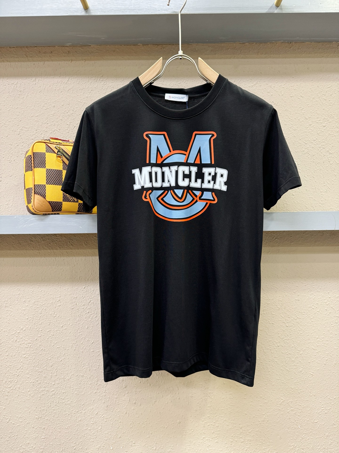 NO:509676,Moncler cover 2025 spring and summer new short-sleeved products, imported original fabric, soft touch. Top imported private goods, fashionable design, trendy short-sleeved, undeniable quality, excellent effect on the upper body, the same style on the luxury official website!  Size M-4XL, Moncler, T-shirt, alexander wang19860909Moncler蒙口 2025春夏新品短袖,进口原版面料,手感柔软.顶级进口私货,时尚设计潮流短袖,不失奢华 品质毋庸置疑 上身效果超赞,奢华官网同款！尺码M-4XL,,Moncler,T-shirt,alexander wang,Men's clothing