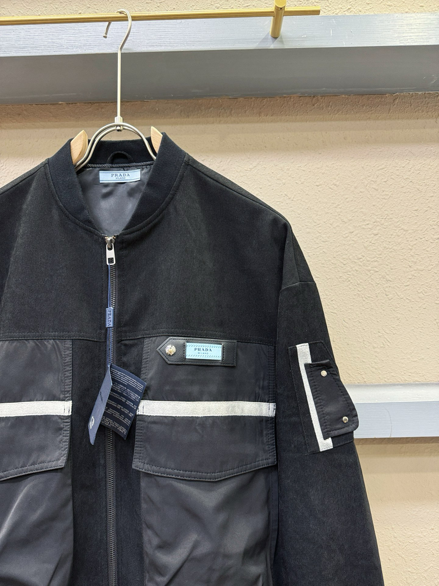 PRADA 普拉达 2025新款夹克外套，原单狠货 意大利进口面料时尚夹克外套。欧洲专柜同步，上身更随意