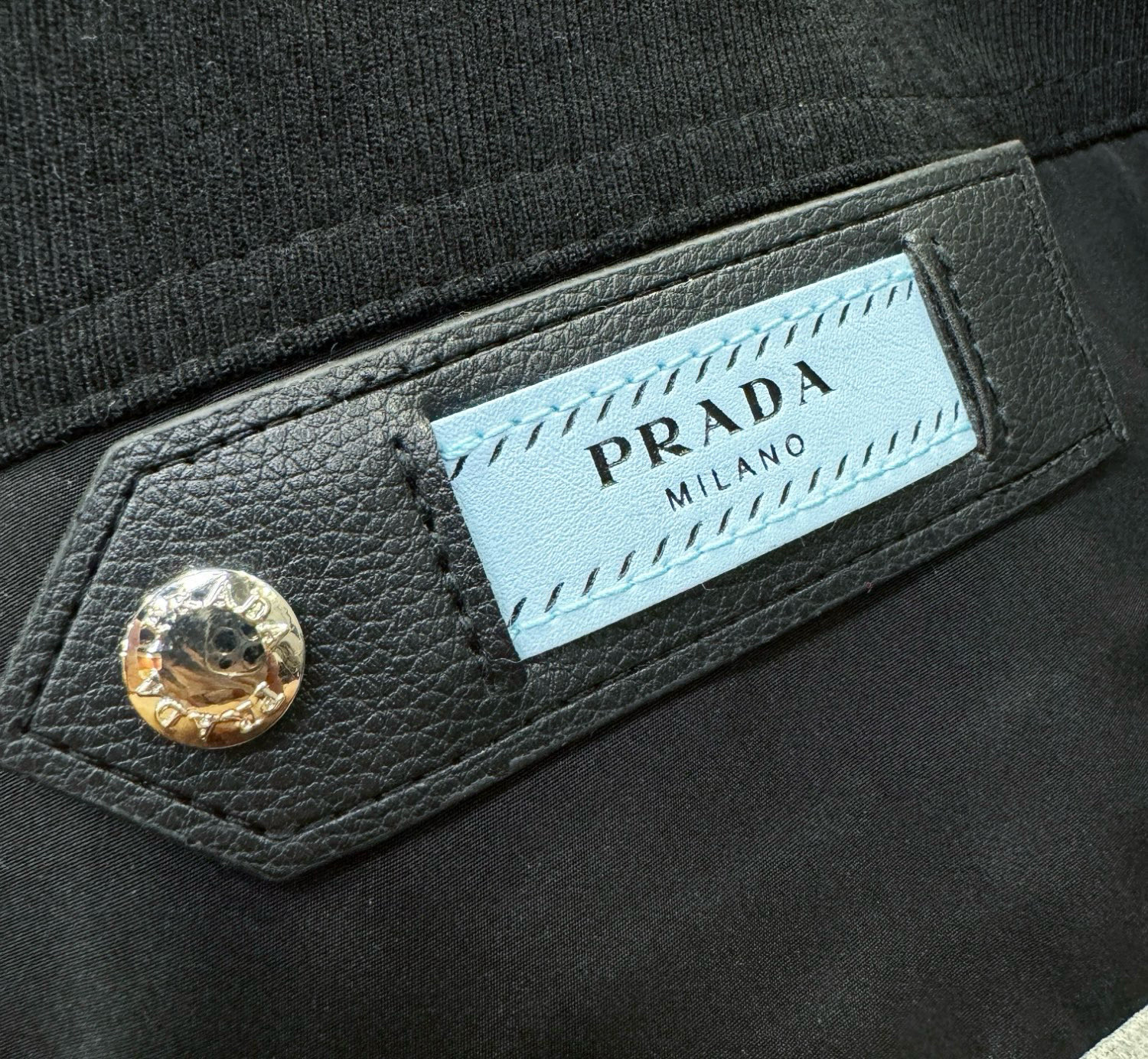 PRADA 普拉达 2025新款夹克外套，原单狠货 意大利进口面料时尚夹克外套。欧洲专柜同步，上身更随意