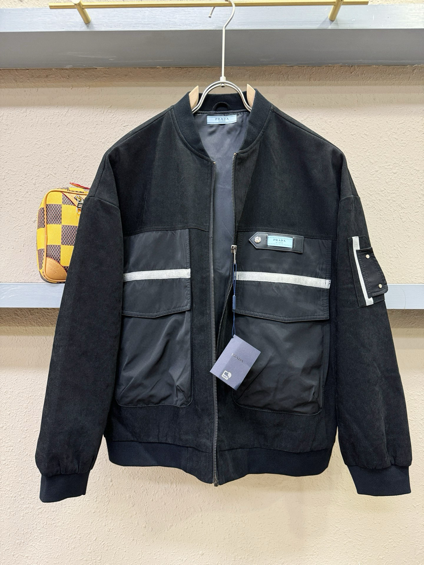 PRADA 普拉达 2025新款夹克外套，原单狠货 意大利进口面料时尚夹克外套。欧洲专柜同步，上身更随意