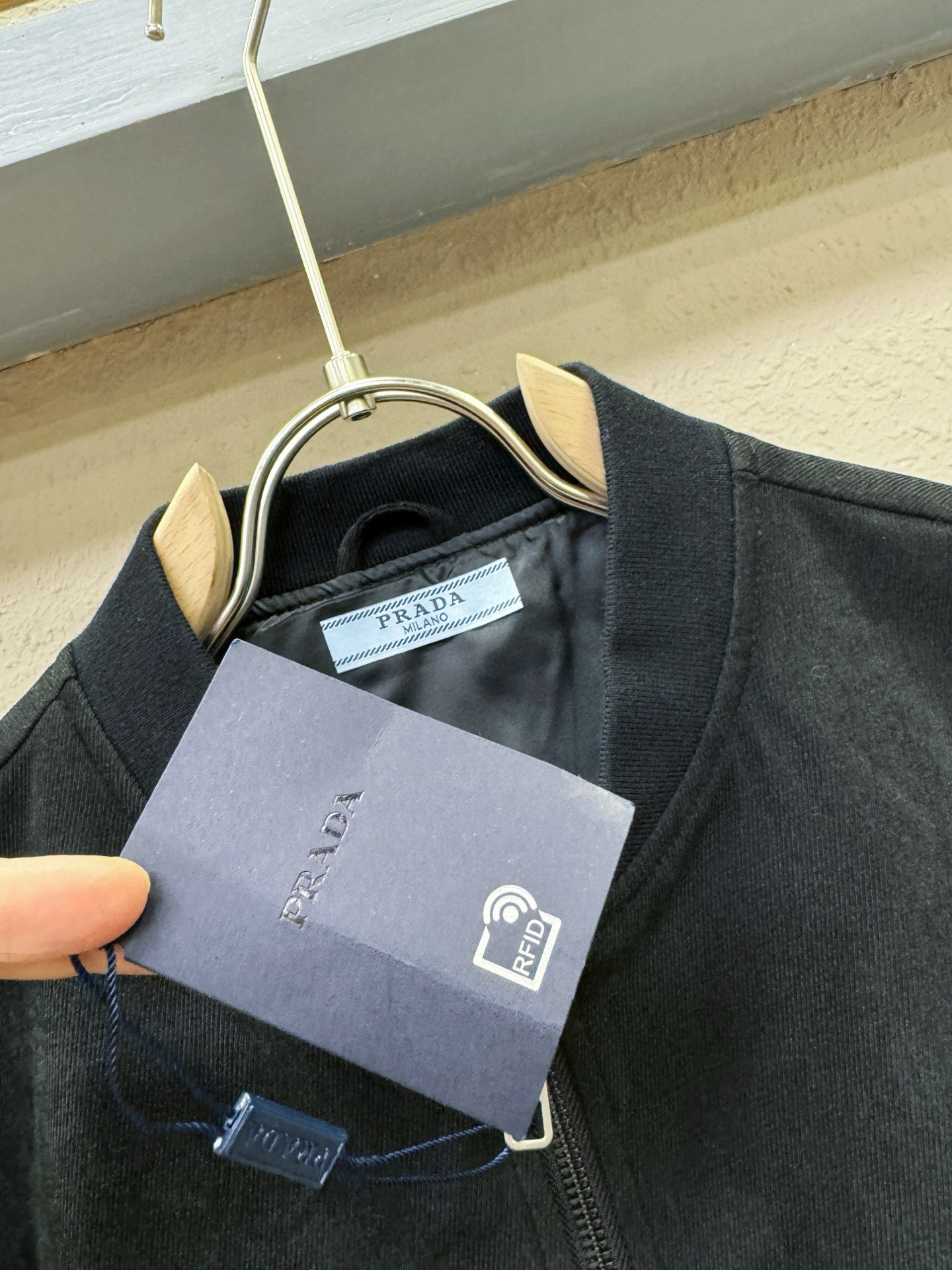 PRADA 普拉达 2025新款夹克外套，原单狠货 意大利进口面料时尚夹克外套。欧洲专柜同步，上身更随意