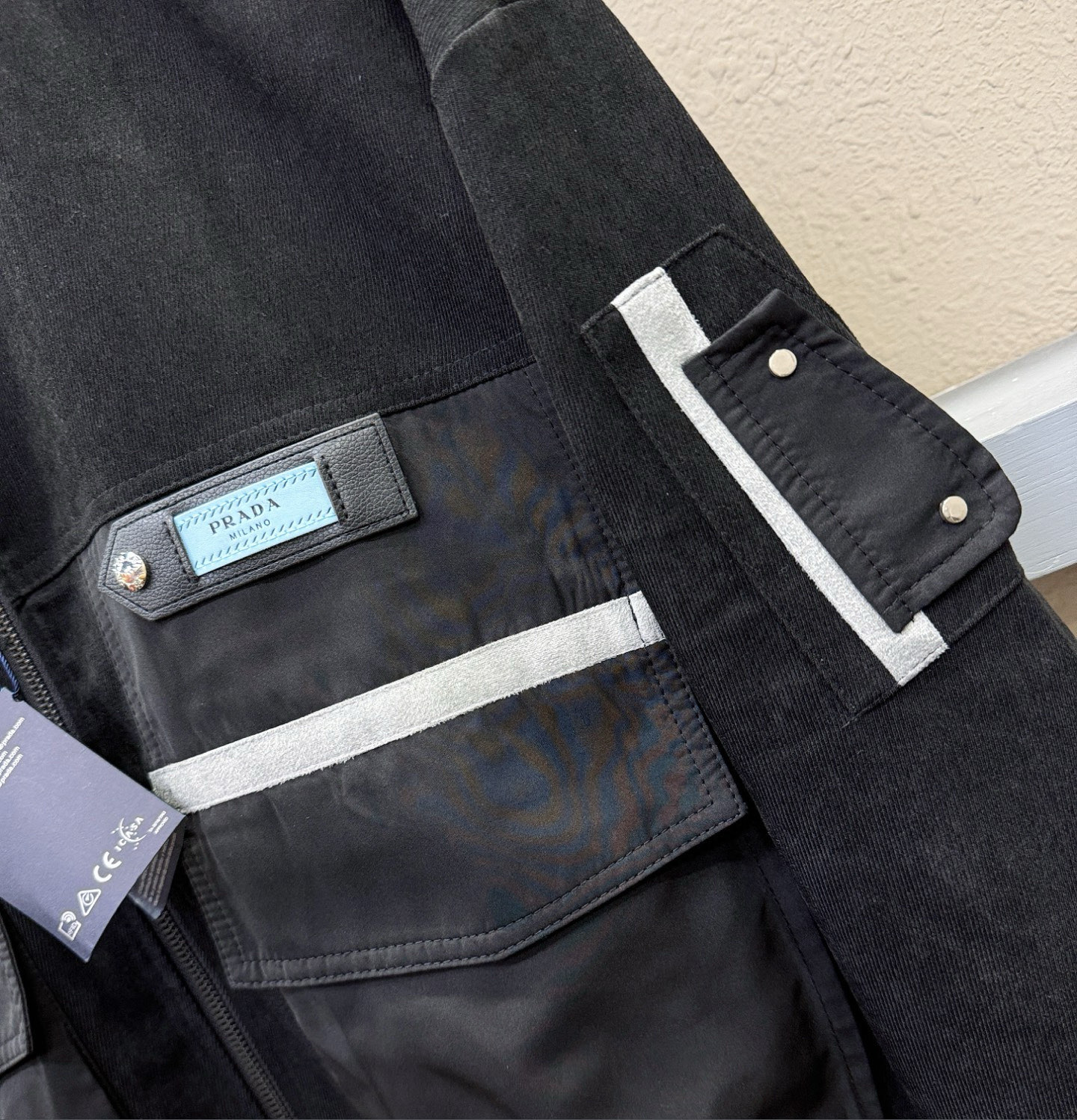 PRADA 普拉达 2025新款夹克外套，原单狠货 意大利进口面料时尚夹克外套。欧洲专柜同步，上身更随意