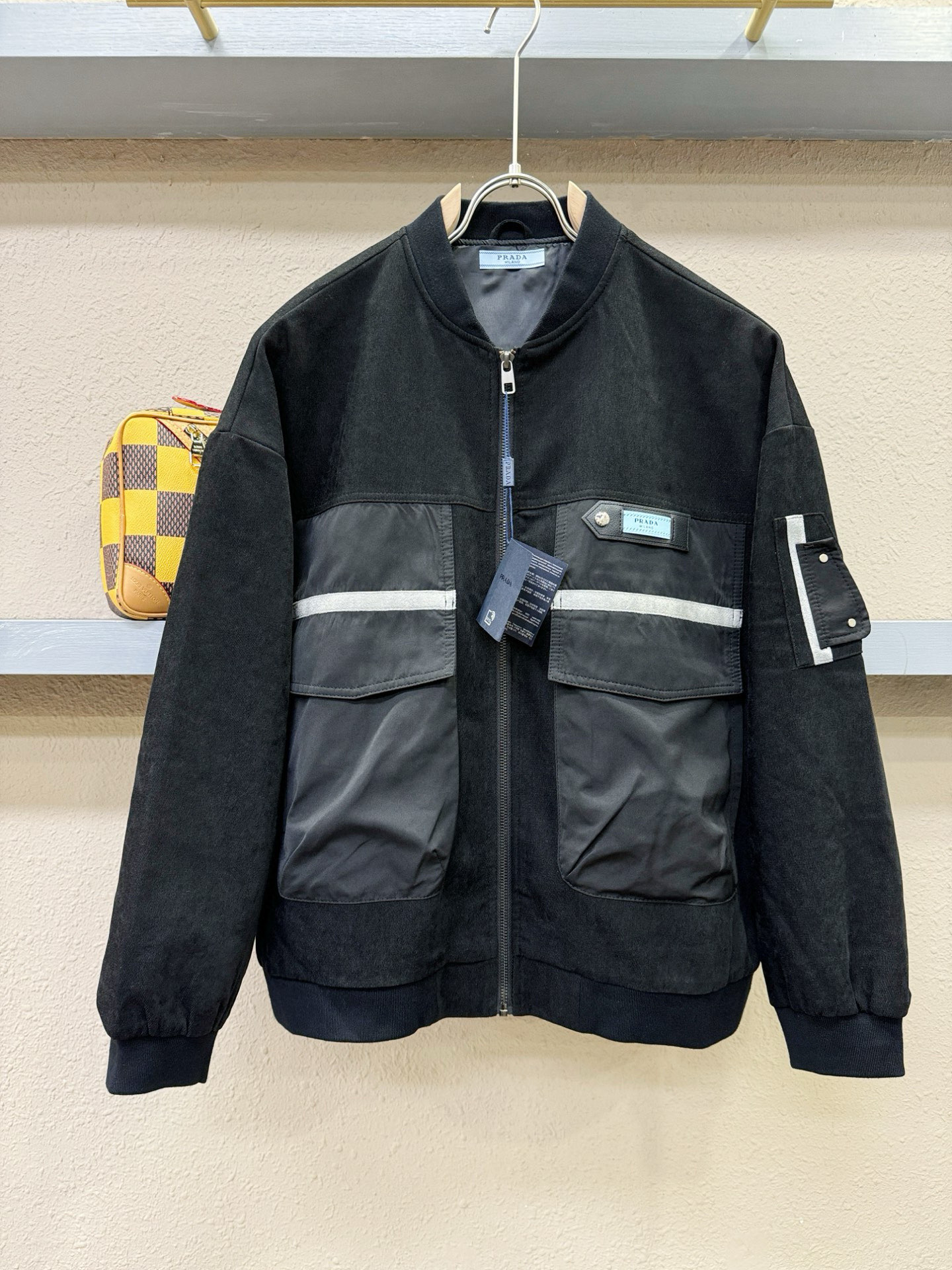 NO:509677,PRADA 2025 new jacket jacket, original single ruthless product, imported Italian fabric fashionable jacket jacket. European counters are synchronized, the upper body is more casual and elegant, and the counter original hardware is luxurious and high-end customized accessories new work!  Luxury brand characteristics logo embellishment design, the highest quality shipment in the market, original auxiliary materials, the ultimate luxury!  Soft and comfortable. The upper body is so handsome!  Suitable for any scene!  Number of codes: M-3XL, prada, prada, jackets & coats, jackets & coats, alexander wang19860909PRADA 普拉达 2025新款夹克外套,原单狠货 意大利进口面料时尚夹克外套.欧洲专柜同步,上身更随意大方,专柜原版五金奢华高档定制配饰新作！奢华品牌特质logo点缀设计,市场最高品质出货、原版辅料,奢华极致！柔软舒适.上身爆帅！适合任意场景！码数:M-3XL,,prada,prada,jackets & coats,jackets & coats,alexander wang,Men's clothing