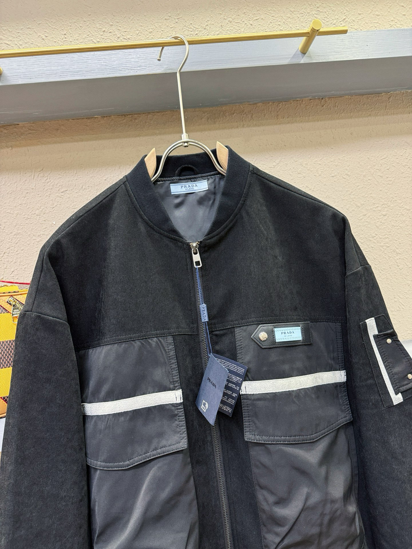 PRADA 普拉达 2025新款夹克外套，原单狠货 意大利进口面料时尚夹克外套。欧洲专柜同步，上身更随意