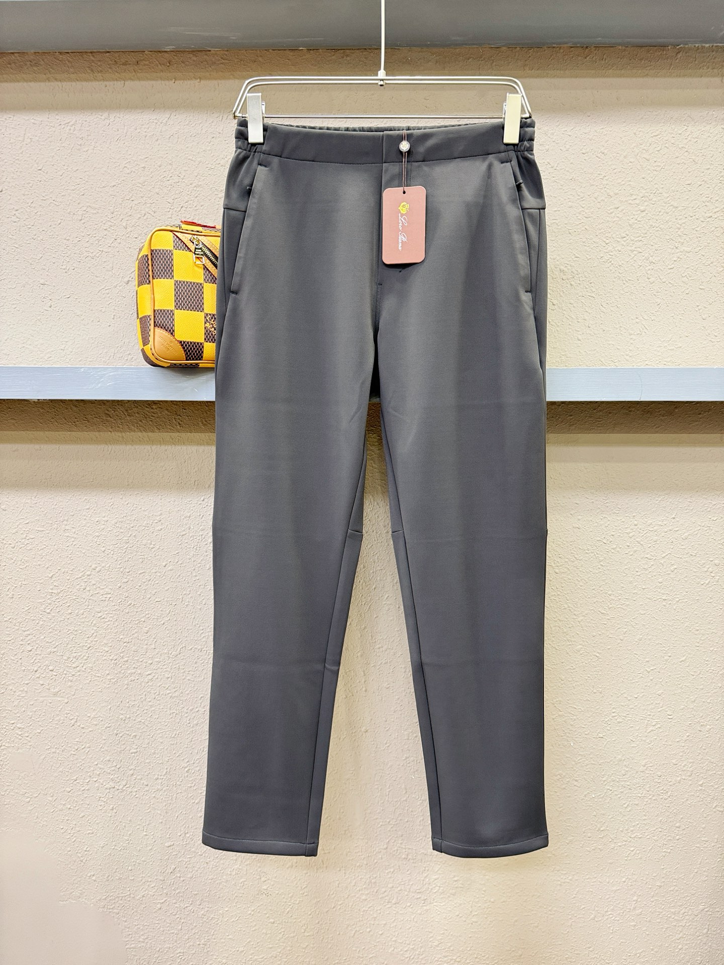 NO:509686,Loro Piana Noyou Pianya 2025ss autumn and winter new product, available at the same time on the official website, men's casual trousers, customer-supplied elastic fabric, and the back pocket is made of classic hardware, the material is soft and comfortable, very comfortable and warm, original hardware, unique design, fashionable and casual, the upper body effect is super great, M-4XL, loro piga, alexander wang19860909Loro Piana诺悠翩雅 2025ss秋冬新品,官网同步有售,男士休闲西裤,采用客供弹力面料,后兜采用经典五金搭配,用料柔软舒适,非常舒适保暖,原版五金,设计独特,时尚又休闲,上身效果超级棒码数M-4XL,,loro piana,alexander wang,Men's clothing