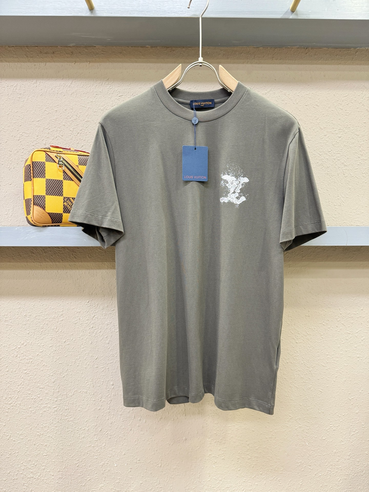 NO:509689,(Maximum wearable 240 catties) LV Louis Vuitton 2025 spring and summer new short-sleeved T-shirt!  Fashionable casual short-sleeved T-shirt with catwalk patterns!  Design logo design!  The most designed and selected customer-supplied fabrics are soft and skin-friendly, comfortable and breathable, and you can’t picky about the physical objects!  Genderless couples mix styles to open up a new fashion charm!  Differentiate the market version, high-quality custom series!  Size M-5XL, louis vuitton,louis vuitton,t-shirt,tees,t-shirt,alexander wang19860909(最大可穿240斤) LV路易威登 2025春夏新款短袖T恤！走秀图案时尚休闲短袖T恤衫！设计logo设计！极具设计精选客供面料,手感柔软亲肤,着身舒适透气性都无法挑剔,实物绝对会让你爱不释手！无性别主义的情侣混穿款式,打开全新的时装新韵味！区别市场版本,高定系列！尺码M-5XL,,louis vuitton,louis vuitton,T-shirt,tees，t-shirt,alexander wang,Men's clothing