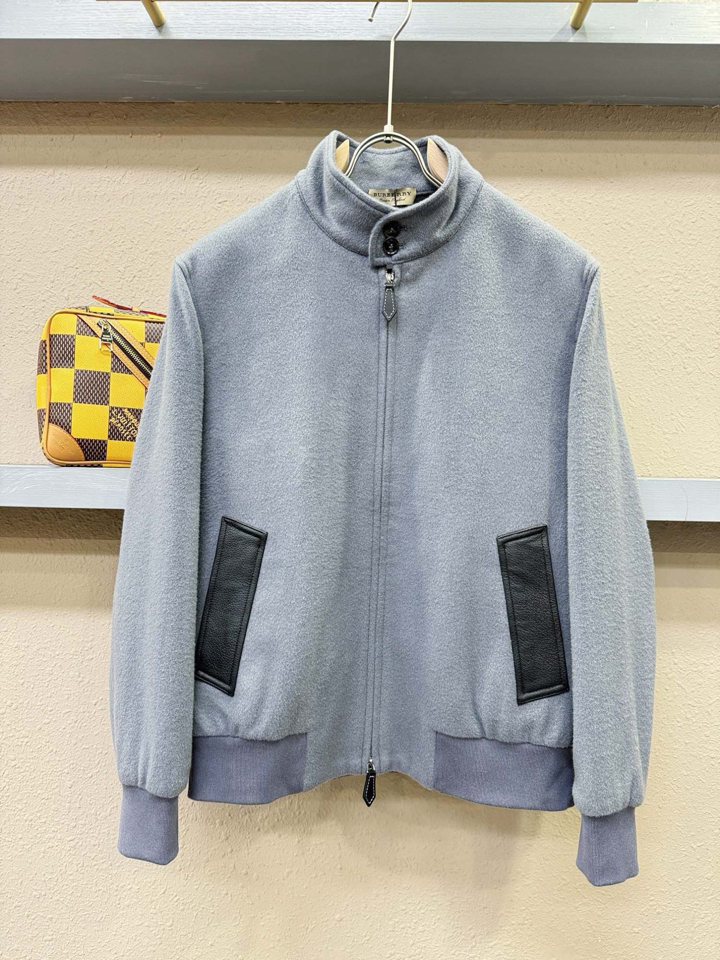 NO:509692,Cashmere jacket BURBERRY new autumn and winter jacket, cashmere fabric, classic plaid inner lining. Stand collar design, three-dimensional and stylish, highly recognizable, warm and insulated fabric, full and thick feel, and it is also warm and comfortable to wear on the body!  Three-dimensional and stylish. Size 48-56, burberry, burberry, jackets & coats, alexander wang19860909羊绒外套 BURBERRY巴宝莉 秋冬新款外套,羊绒面料,内里经典的格子内里.立领设计,立体有型,辨识度高,保暖面料,手感饱满丰厚,穿在身上亦是温暖舒适！立体有型特别.尺码48-56,,burberry,burberry,jackets & coats,alexander wang,Men's clothing