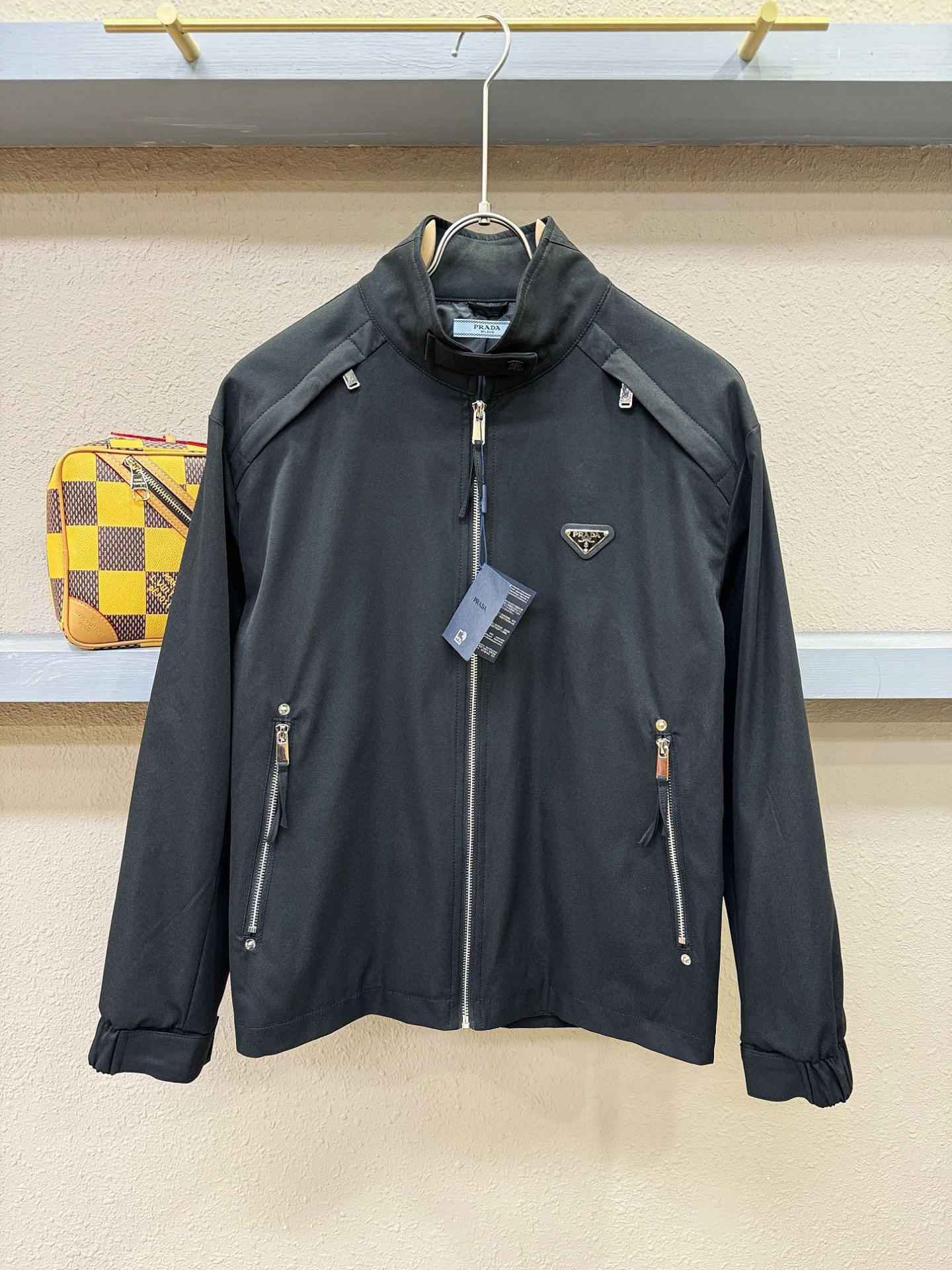 NO:509698,PRADA new jacket jacket, personalized zipper design, imported Italian fabric fashionable jacket. European counters are synchronized, and the upper body is more casual and elegant. The counter original hardware is luxurious and high-end customized accessories new work!  Luxury brand characteristics logo embellishment design, the highest quality shipment in the market, original auxiliary materials, the ultimate luxury!  Soft and comfortable. The upper body is so handsome!  Suitable for any scene!  Number of codes: M-3XL, prada, prada, jackets & coats, jackets & coats, alexander wang19860909PRADA 普拉达 新款 夹克外套,个性拉链设计,意大利进口面料时尚夹克外套.欧洲专柜同步,上身更随意大方,专柜原版五金奢华高档定制配饰新作！奢华品牌特质logo点缀设计,市场最高品质出货、原版辅料,奢华极致！柔软舒适.上身爆帅！适合任意场景！码数:M-3XL,,prada,prada,jackets & coats,jackets & coats,alexander wang,Men's clothing