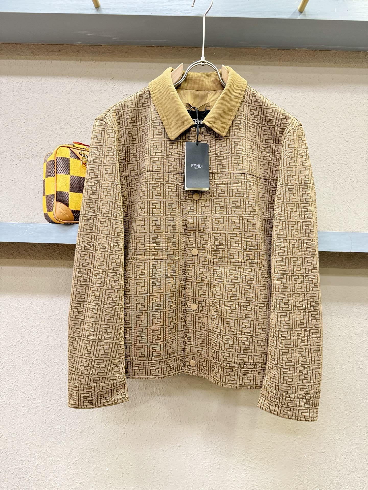 NO:509701,FENDI 2025 autumn and winter new jacket jacket, original single ruthless product, imported Italian fabric fashionable jacket jacket. European counters are synchronized, the upper body is more casual and elegant, the counter original hardware is luxurious and high-end customized accessories new work!  Luxury brand characteristics logo embellishment design, the highest quality shipment in the market, original auxiliary materials, the ultimate luxury!  Soft and comfortable. The upper body is so handsome!  Suitable for any scene!  Number of codes: 48-56, fendi, fendi, jackets & coats, jackets & coats, alexander wang19860909FENDI芬迪 2025秋冬新款夹克外套,原单狠货 意大利进口面料时尚夹克外套.欧洲专柜同步,上身更随意大方,专柜原版五金奢华高档定制配饰新作！奢华品牌特质logo点缀设计,市场最高品质出货、原版辅料,奢华极致！柔软舒适.上身爆帅！适合任意场景！码数:48-56,,fendi,fendi,jackets & coats,jackets & coats,alexander wang,Men's clothing