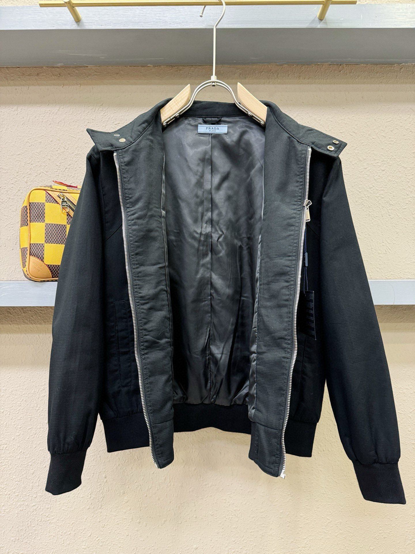 PRADA 普拉达 2025新款夹克外套，原单狠货 意大利进口面料时尚夹克外套。欧洲专柜同步，上身更随意