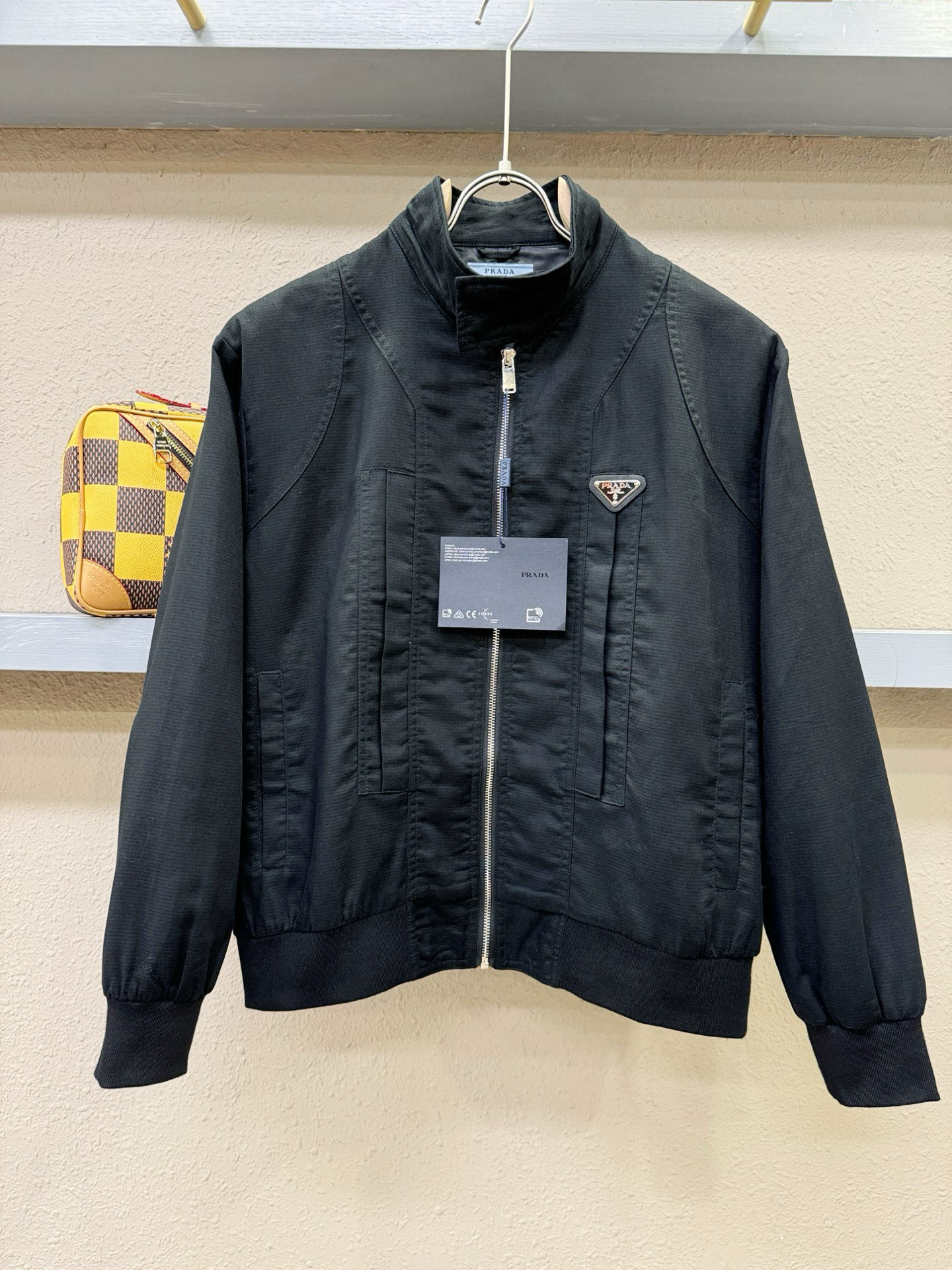 NO:509704,PRADA 2025 spring new jacket jacket, original single rude product, imported Italian fabric fashionable jacket jacket. European counters are synchronized, the upper body is more casual and elegant, the counter original hardware is luxurious and high-end customized accessories new work!  Luxury brand characteristics logo embellishment design, the highest quality shipment in the market, original auxiliary materials, the ultimate luxury!  Soft and comfortable. The upper body is so handsome!  Suitable for any scene!  Number of codes: M-3XL, prada, prada, jackets & coats, jackets & coats, alexander wang19860909PRADA 普拉达 2025春季新款夹克外套,原单狠货 意大利进口面料时尚夹克外套.欧洲专柜同步,上身更随意大方,专柜原版五金奢华高档定制配饰新作！奢华品牌特质logo点缀设计,市场最高品质出货、原版辅料,奢华极致！柔软舒适.上身爆帅！适合任意场景！码数:M-3XL,,prada,prada,jackets & coats,jackets & coats,alexander wang,Men's clothing