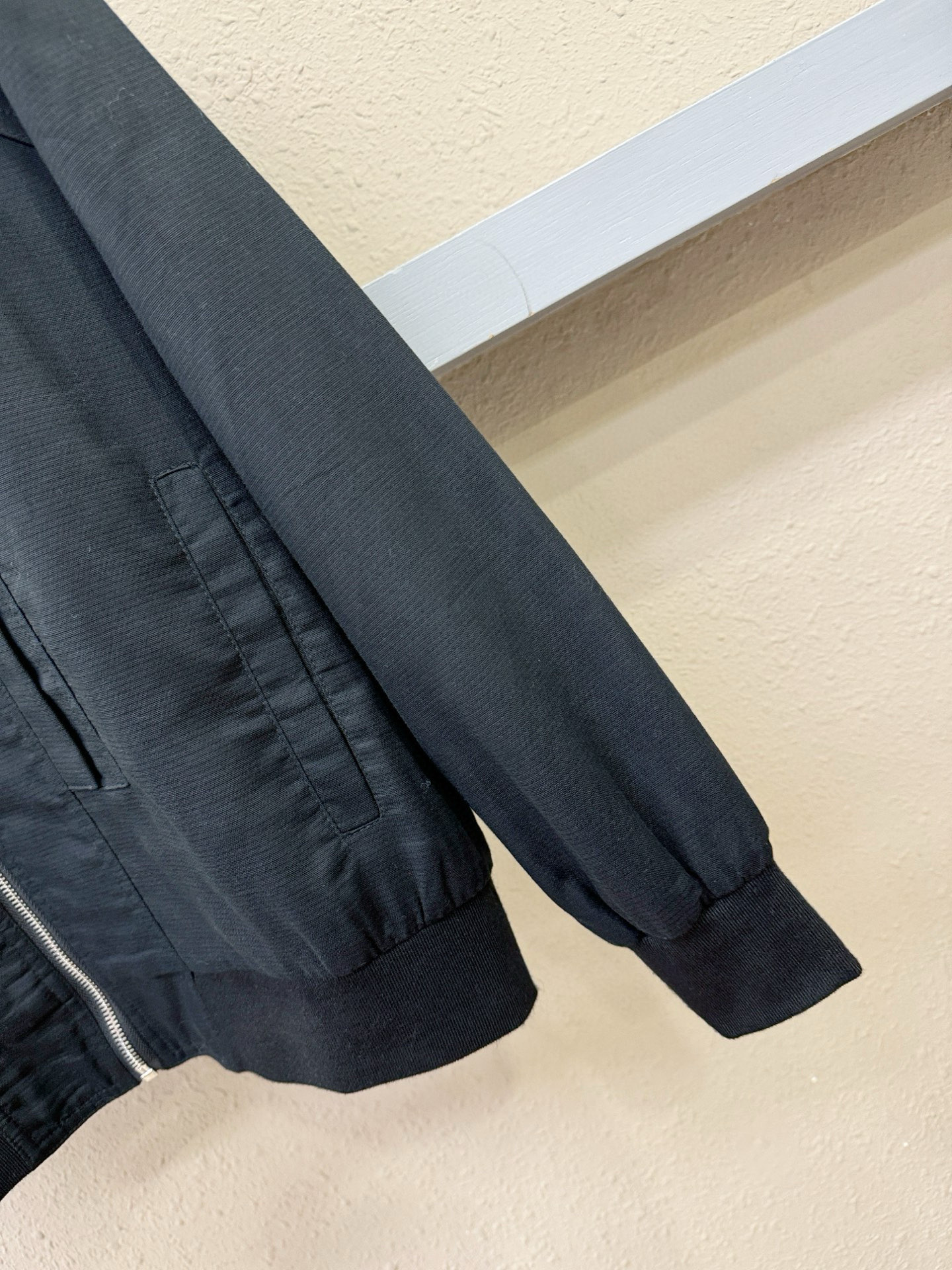 PRADA 普拉达 2025新款夹克外套，原单狠货 意大利进口面料时尚夹克外套。欧洲专柜同步，上身更随意