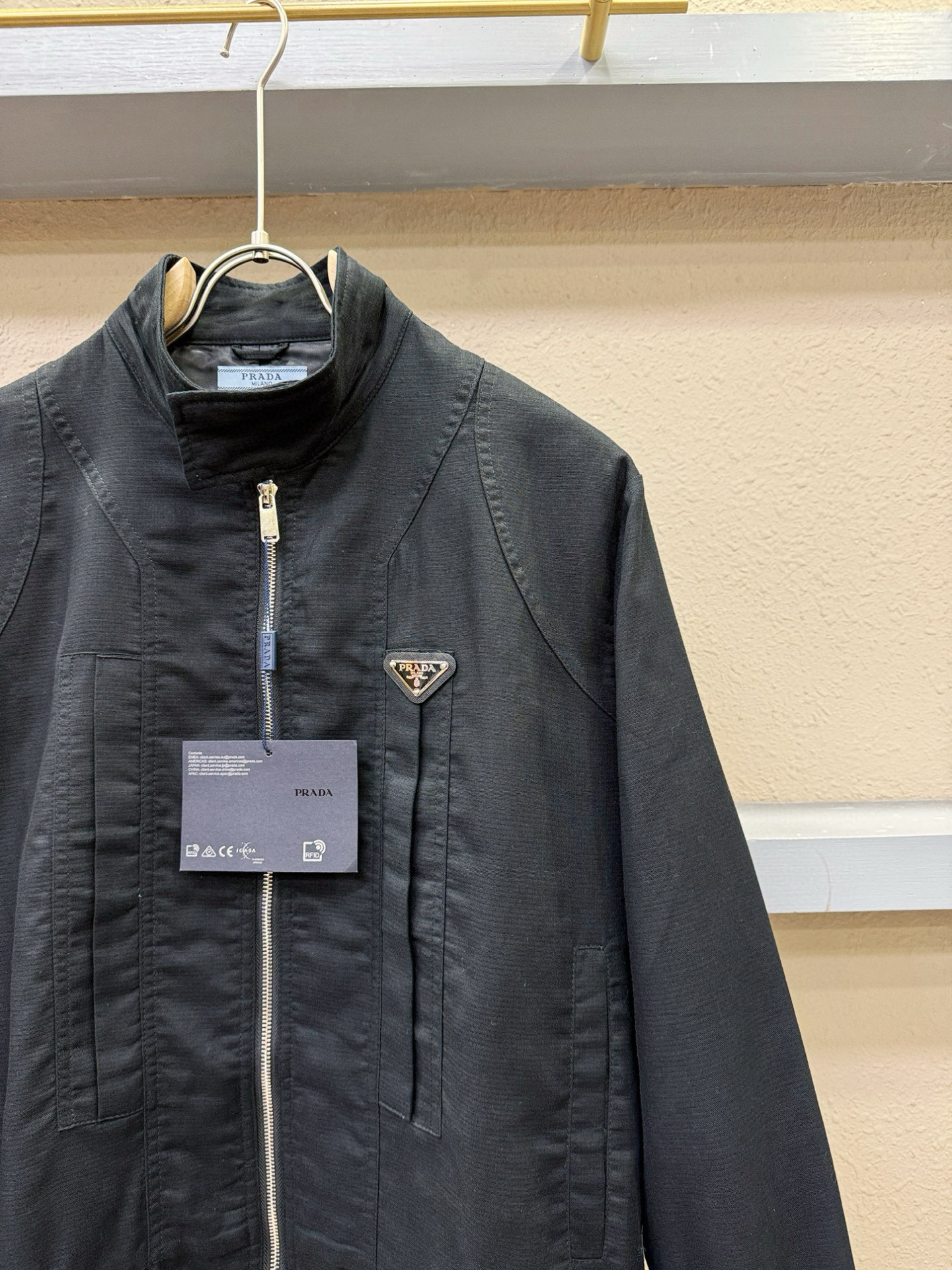 PRADA 普拉达 2025新款夹克外套，原单狠货 意大利进口面料时尚夹克外套。欧洲专柜同步，上身更随意