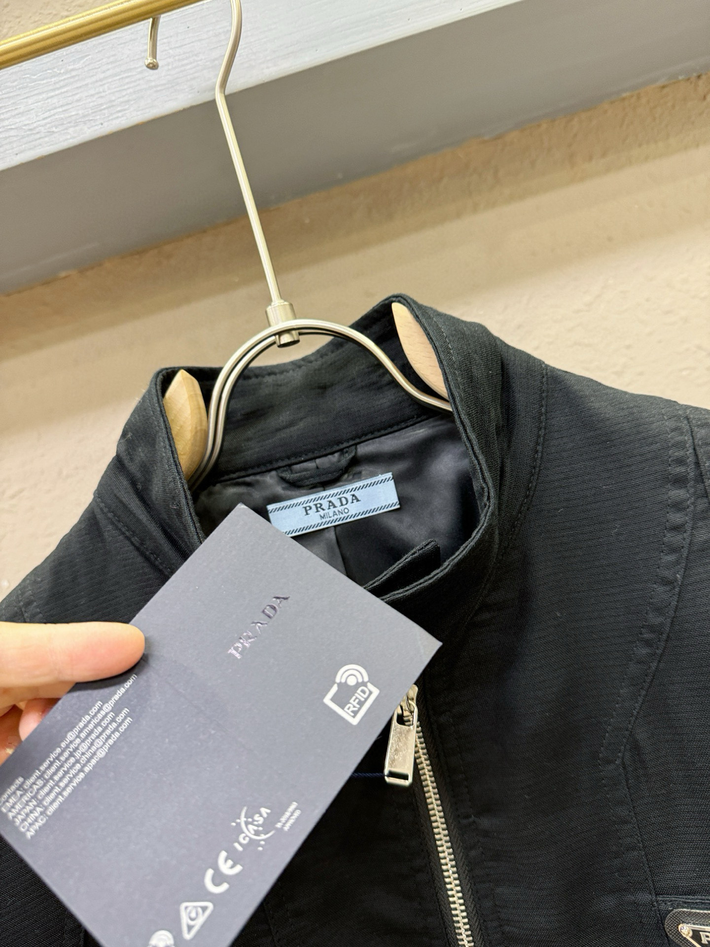 PRADA 普拉达 2025新款夹克外套，原单狠货 意大利进口面料时尚夹克外套。欧洲专柜同步，上身更随意