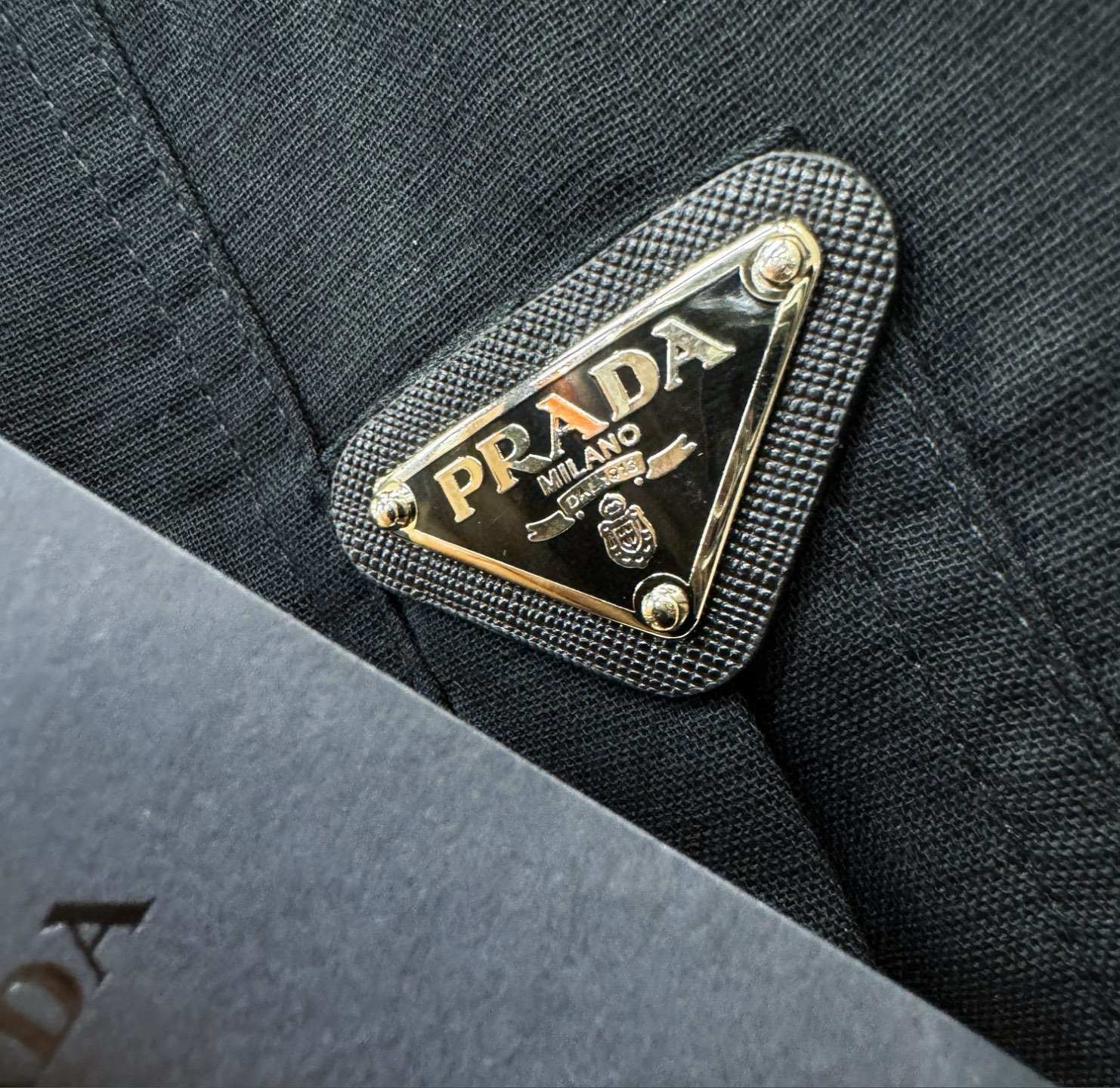 PRADA 普拉达 2025新款夹克外套，原单狠货 意大利进口面料时尚夹克外套。欧洲专柜同步，上身更随意