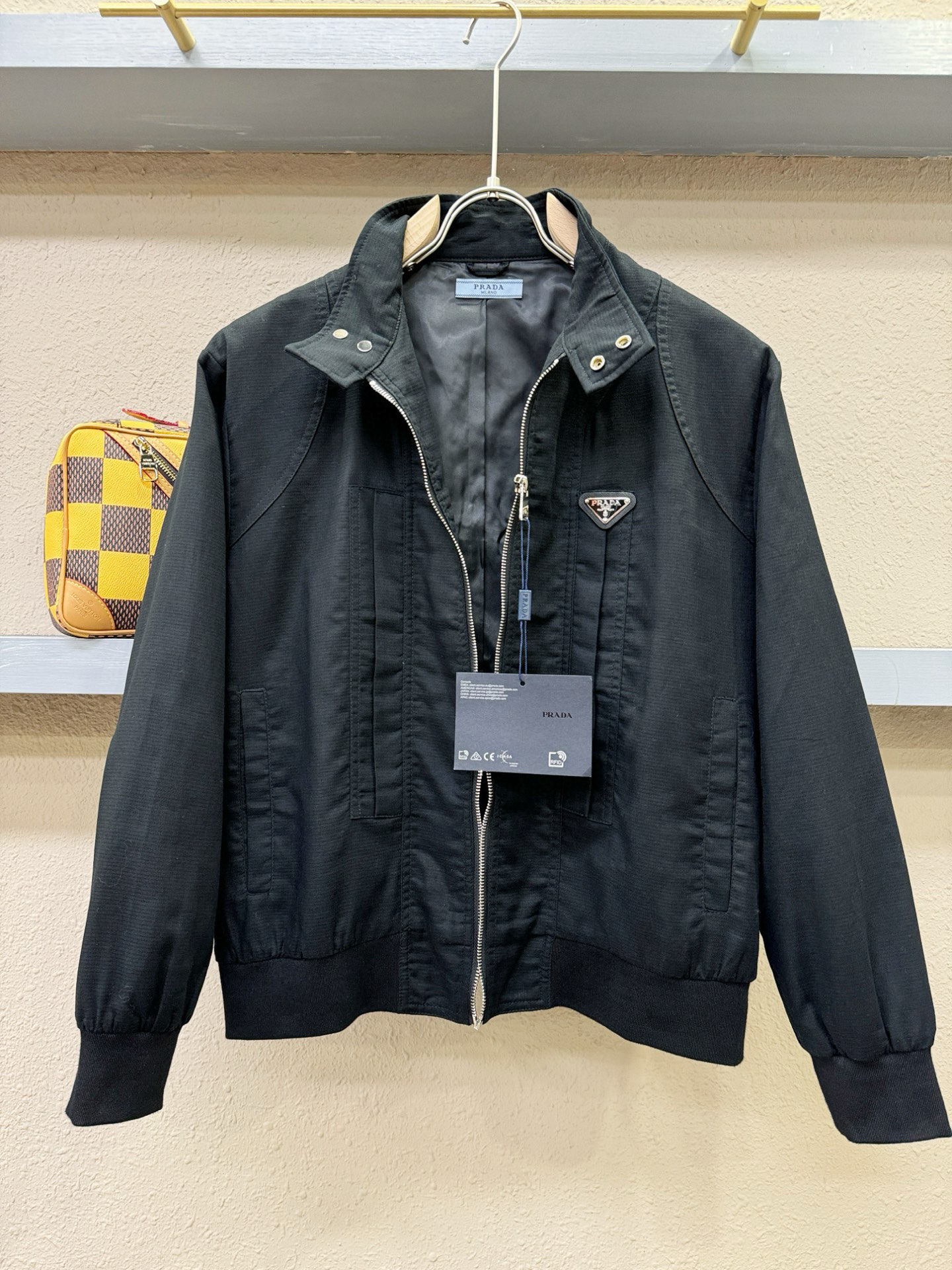 PRADA 普拉达 2025新款夹克外套，原单狠货 意大利进口面料时尚夹克外套。欧洲专柜同步，上身更随意